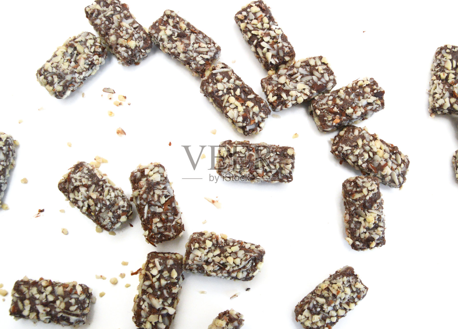 杏仁黄油巧克力棒糖隔离在碗上白色照片摄影图片