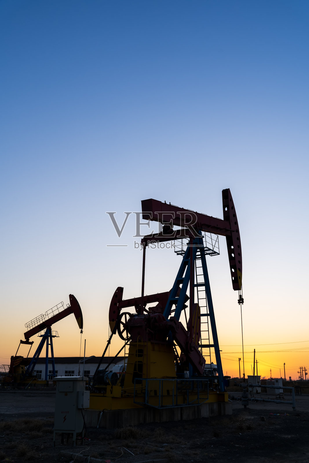 油田现场，晚上，油泵都在运转照片摄影图片