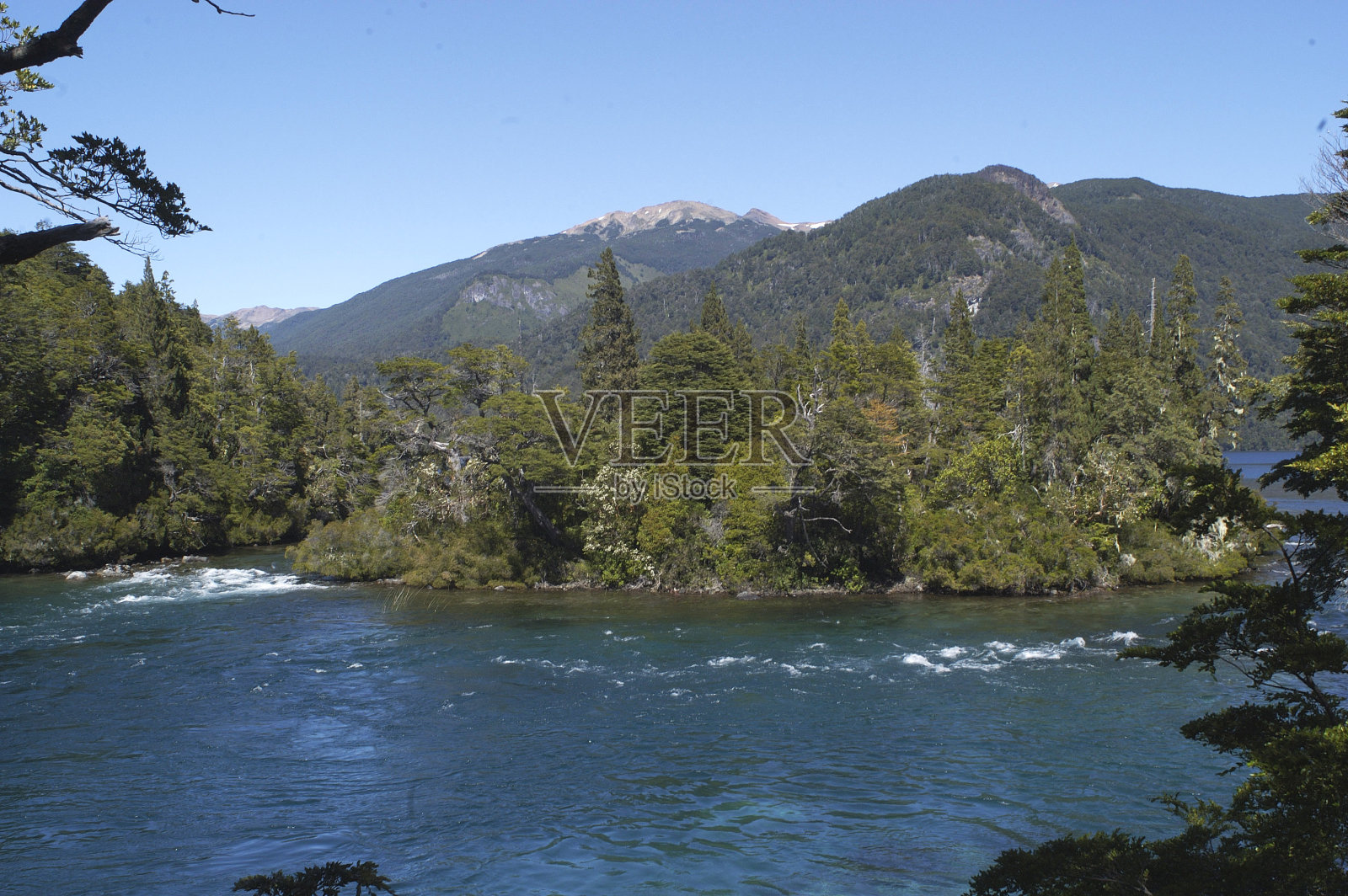 Futalaufquen湖是阿根廷的一个冰川湖，位于巴塔哥尼亚，在Los Alerces国家公园，在丘布特省。照片摄影图片