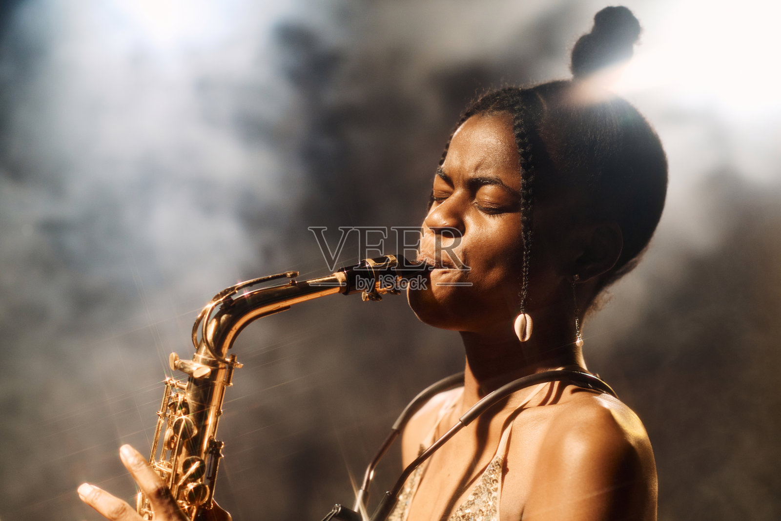 黑人妇女在舞台上演奏萨克斯管照片摄影图片