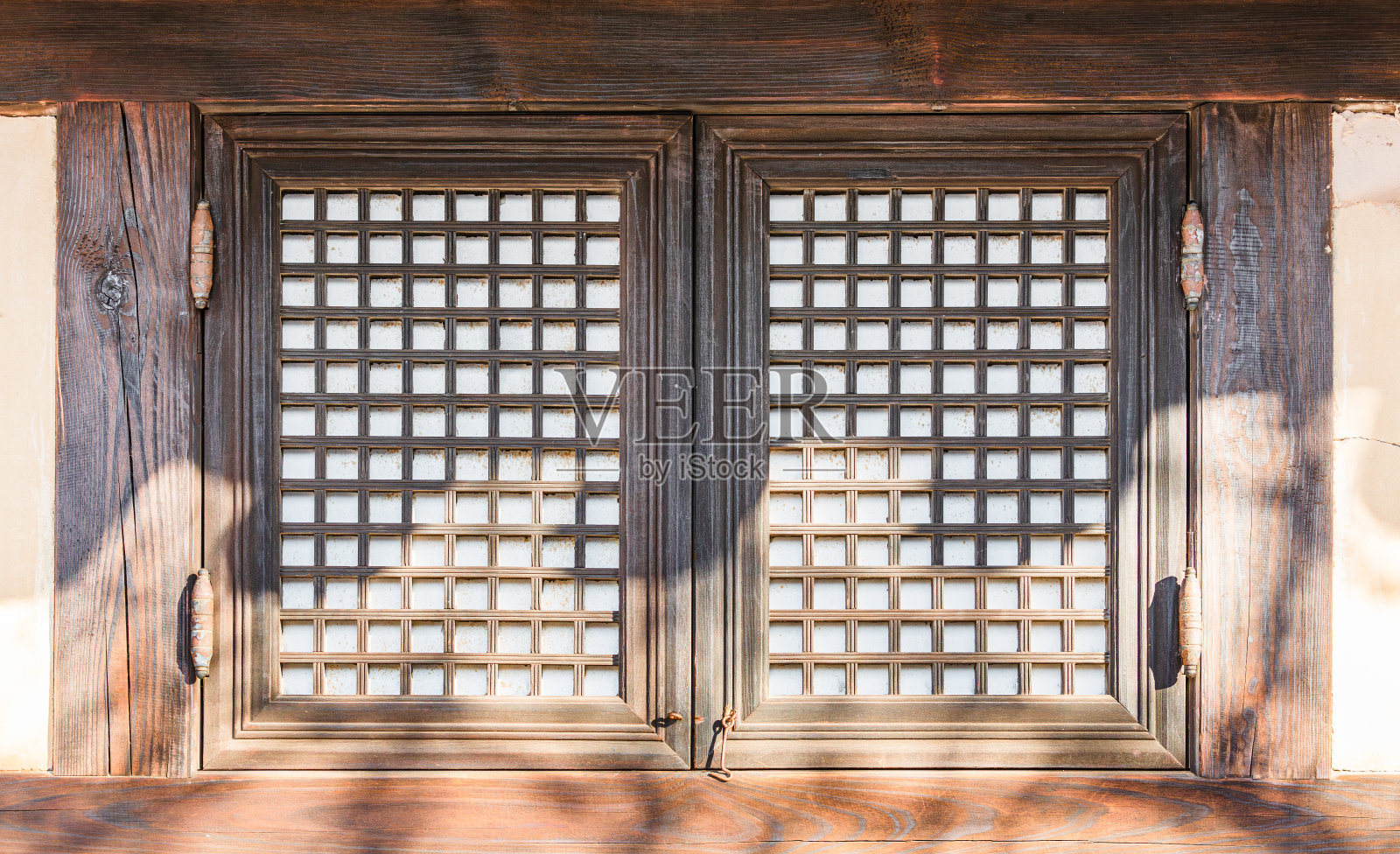 传统韩式房屋的纸窗。韩屋，长河街，韩街照片摄影图片