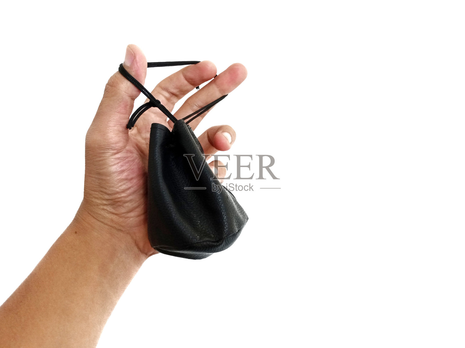 照片的概念是一只手拿着一个小包，背景是白色的照片摄影图片