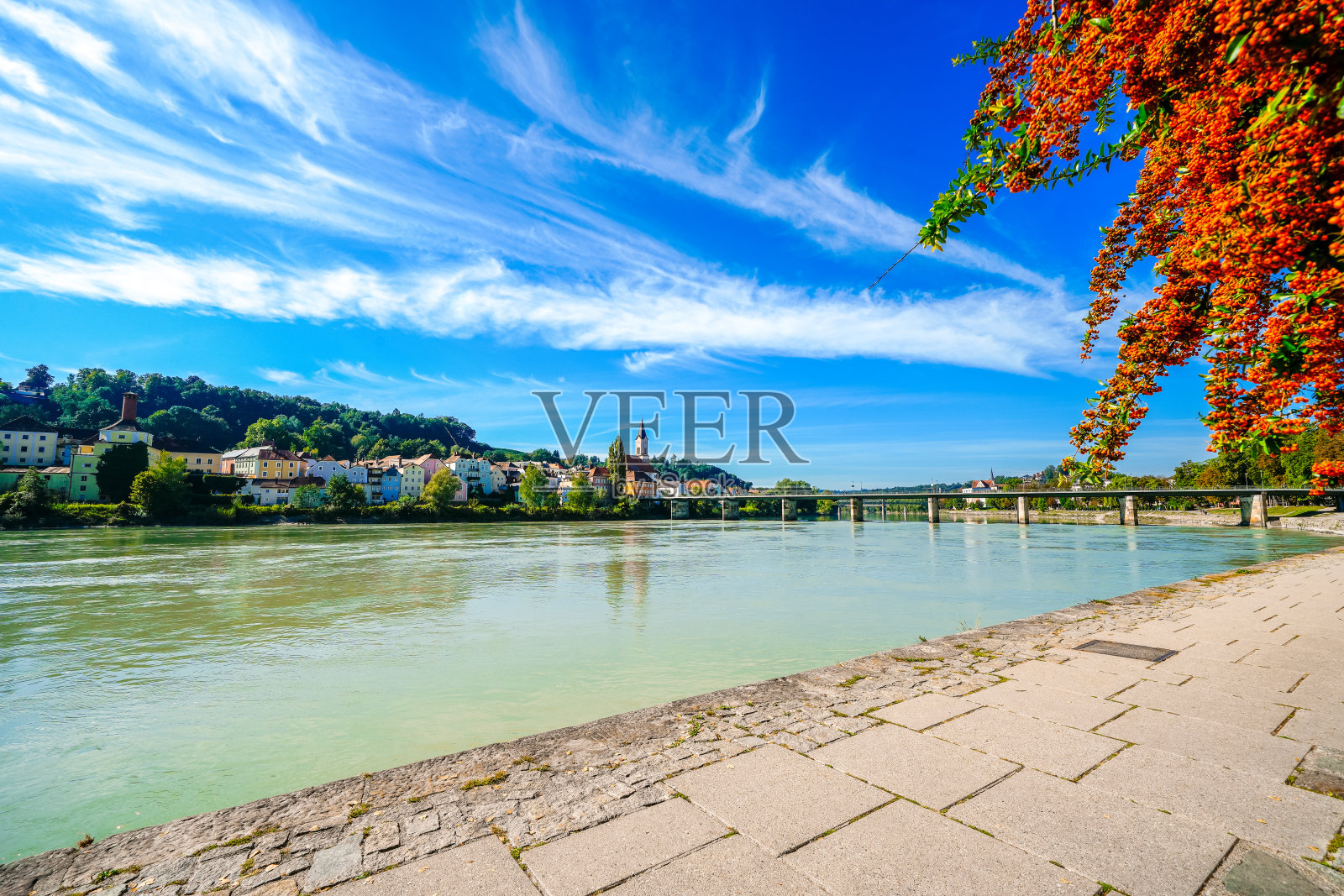 帕绍的Inn河和自然景观。市中心与周围的乡村。照片摄影图片