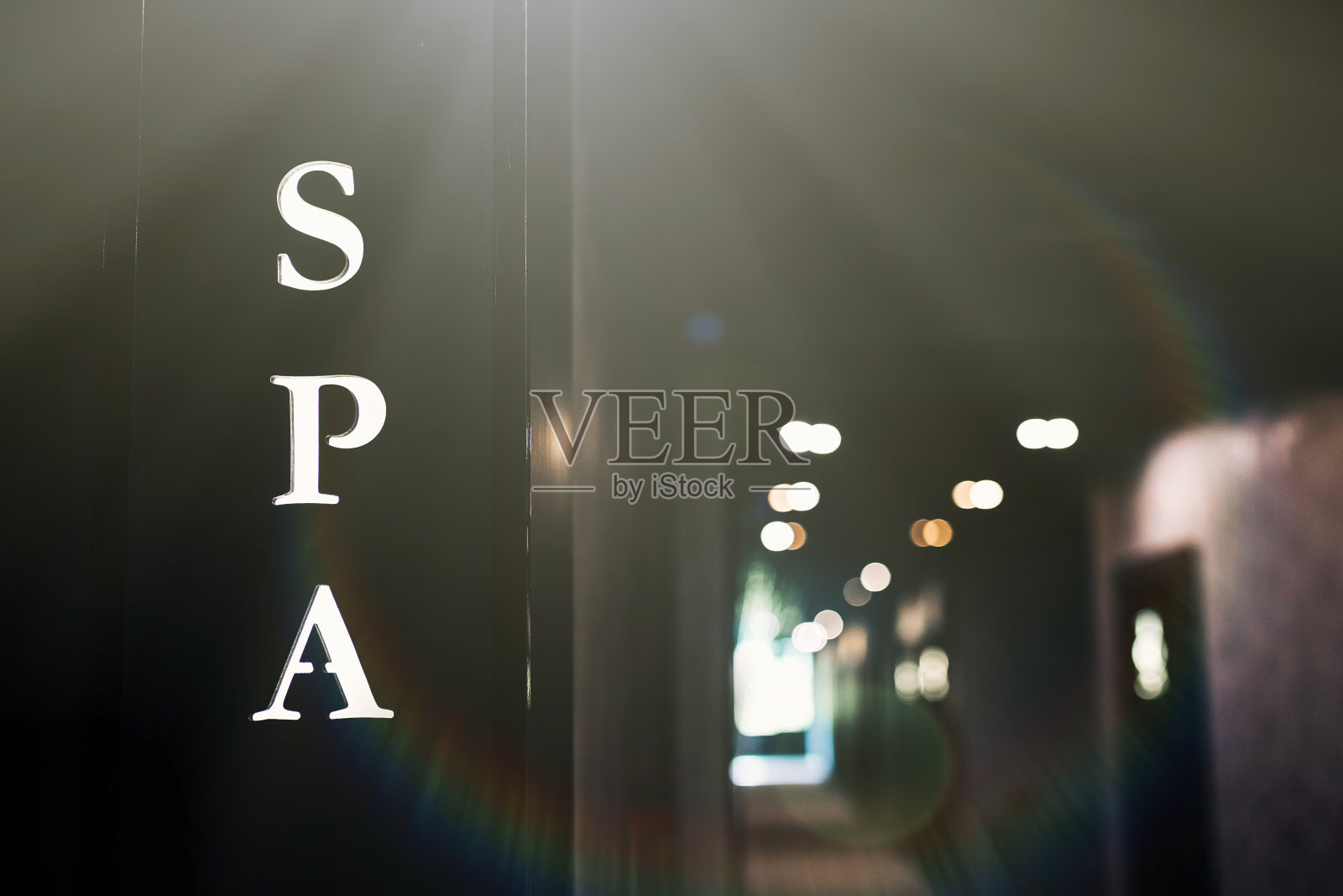 水疗沙龙的铭文地标为黑色风格。整容手术，一个放松的地方。照片摄影图片