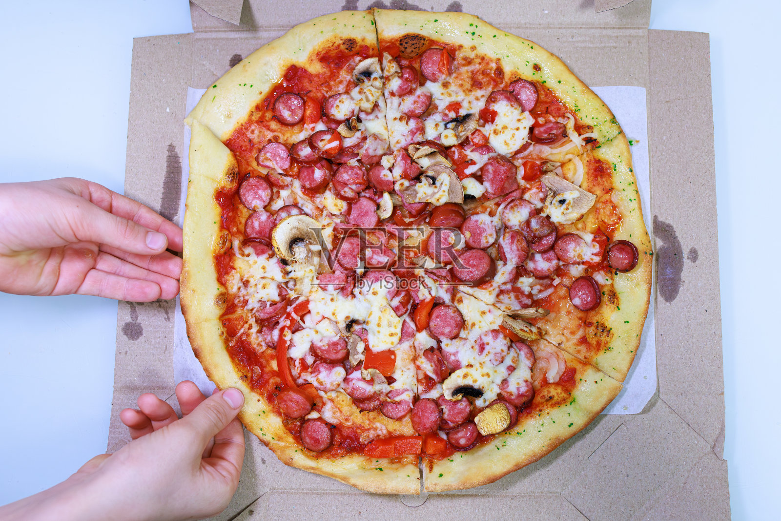 香肠芝士披萨。照片摄影图片