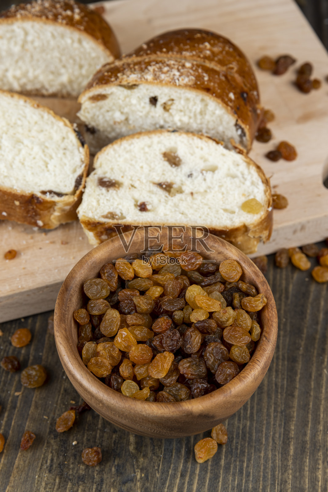 甜面包配金色葡萄干，特写照片摄影图片