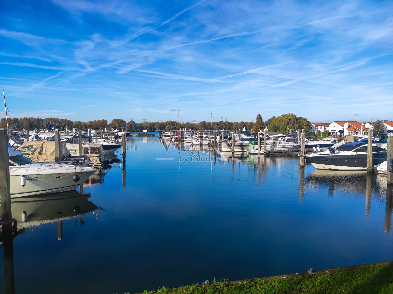 一个明媚的夏日，德国的船站照片摄影图片