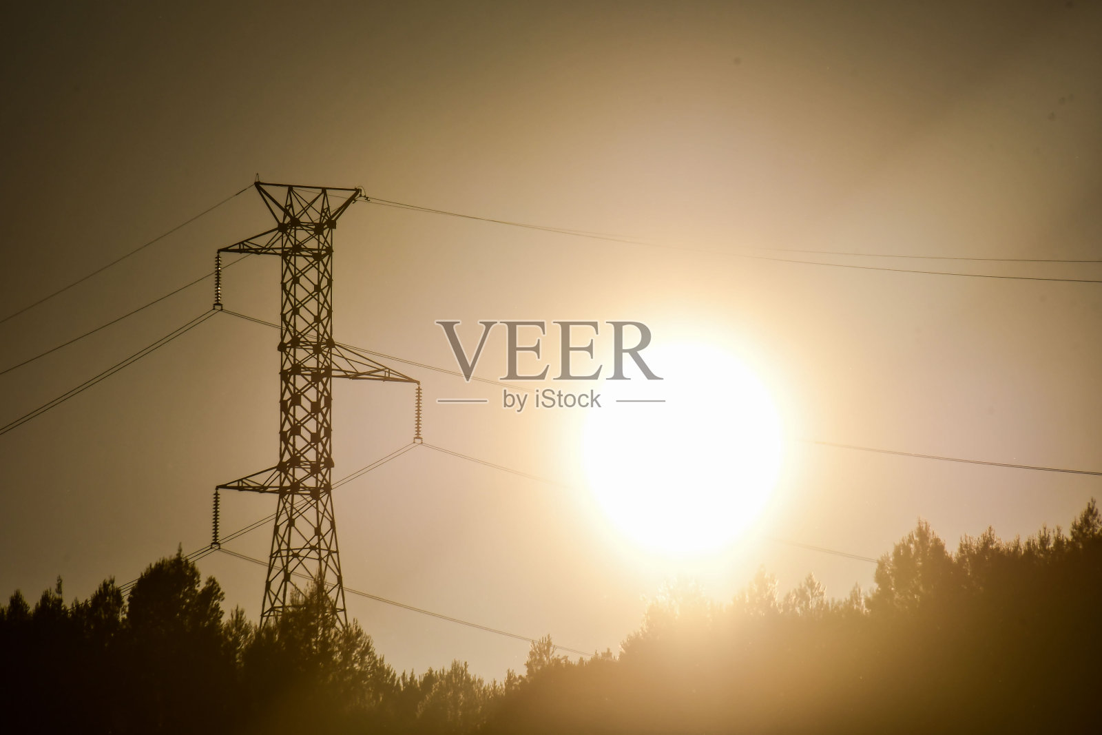 在比利牛斯山脉西班牙和法国之间的欧洲边境，日落时的塔，照片作为背景照片摄影图片