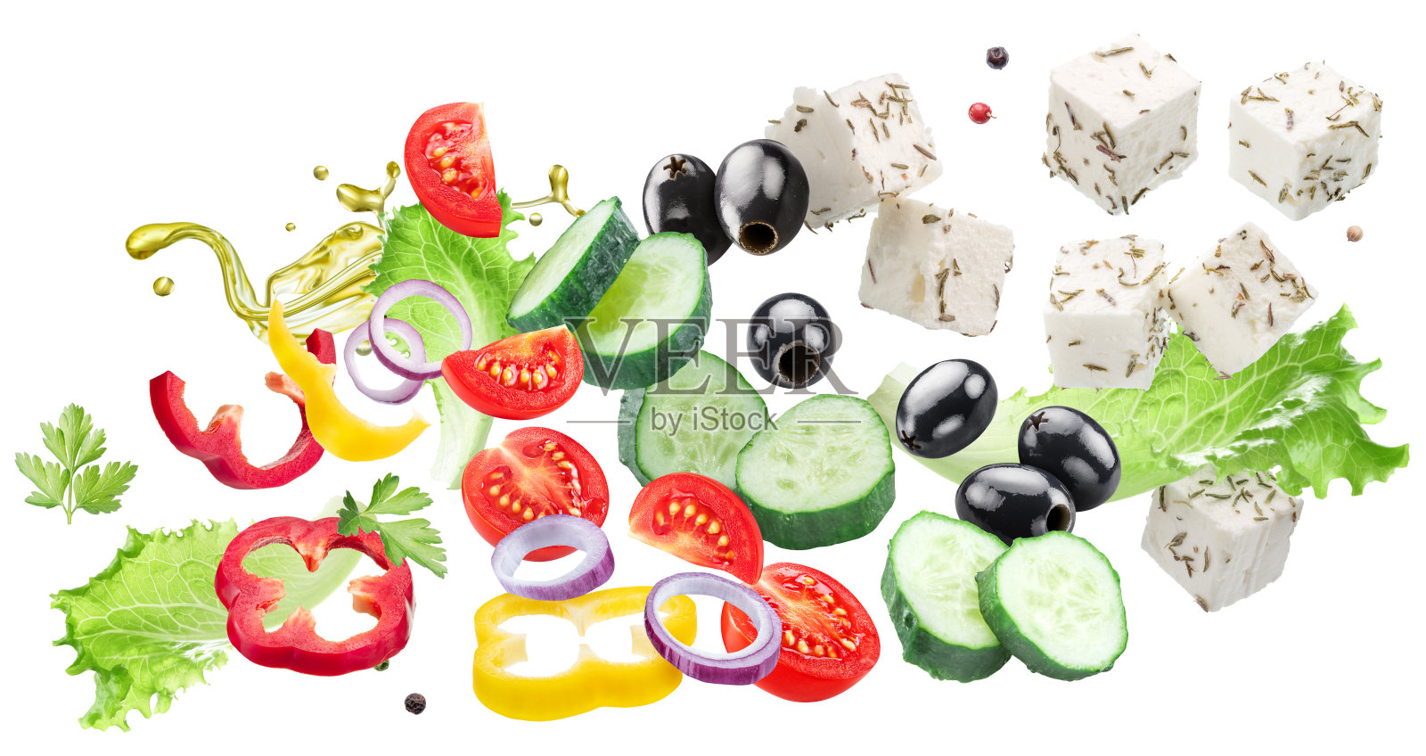 希腊沙拉配料在空中飞舞。文件包含剪辑路径。照片摄影图片