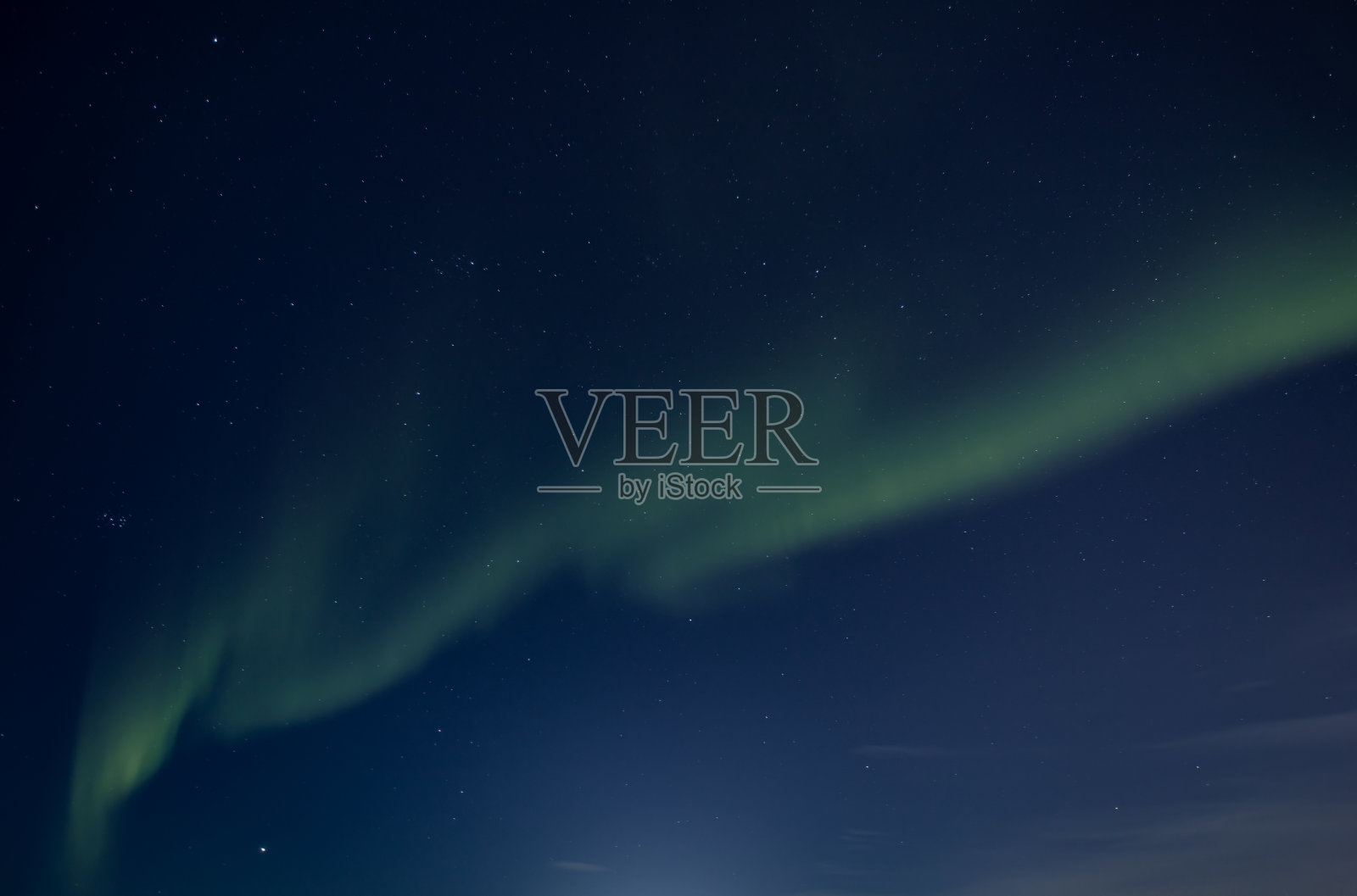 北极光与晴朗的天空。照片摄影图片