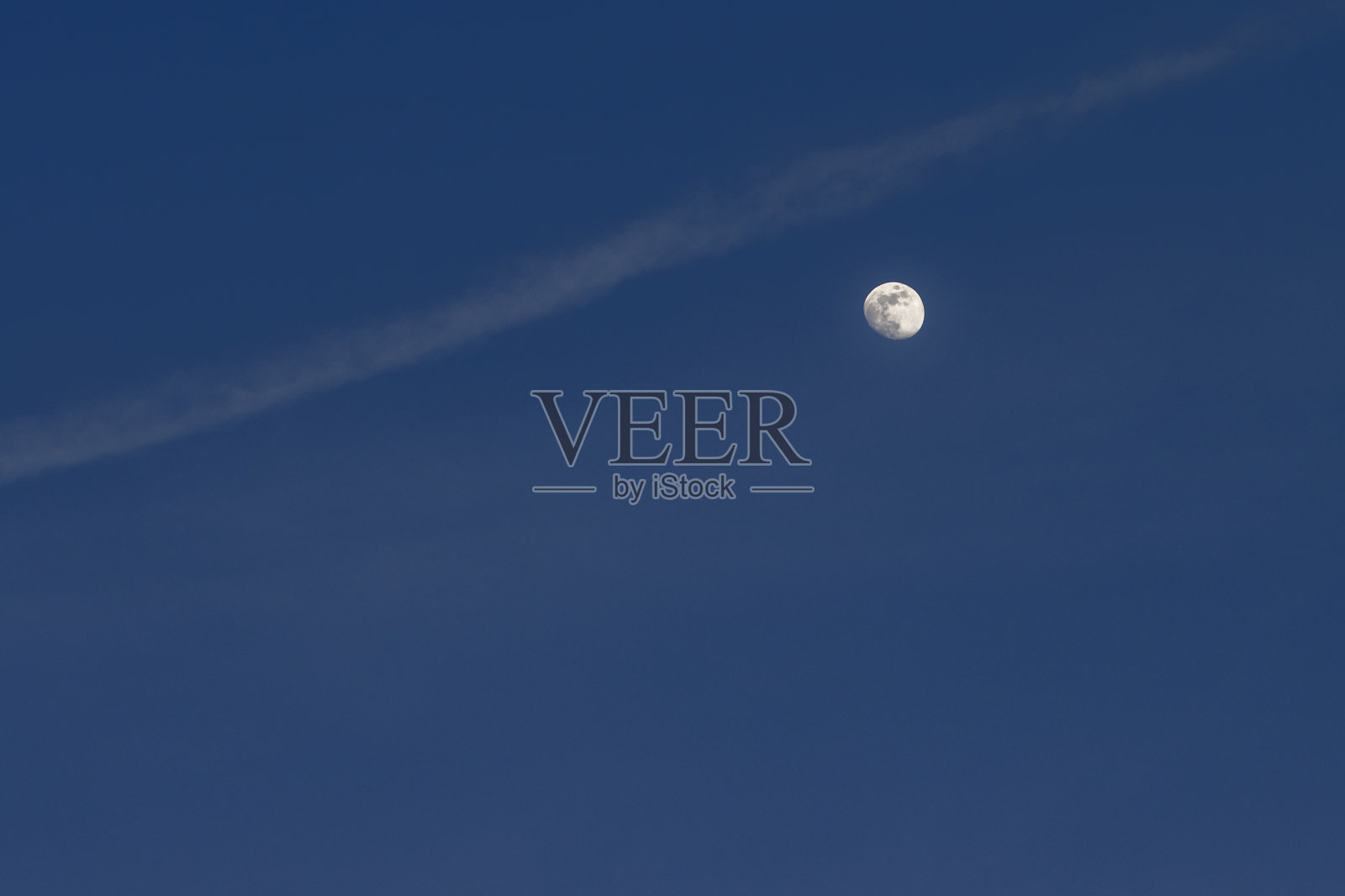 黄昏时上弦月照片摄影图片