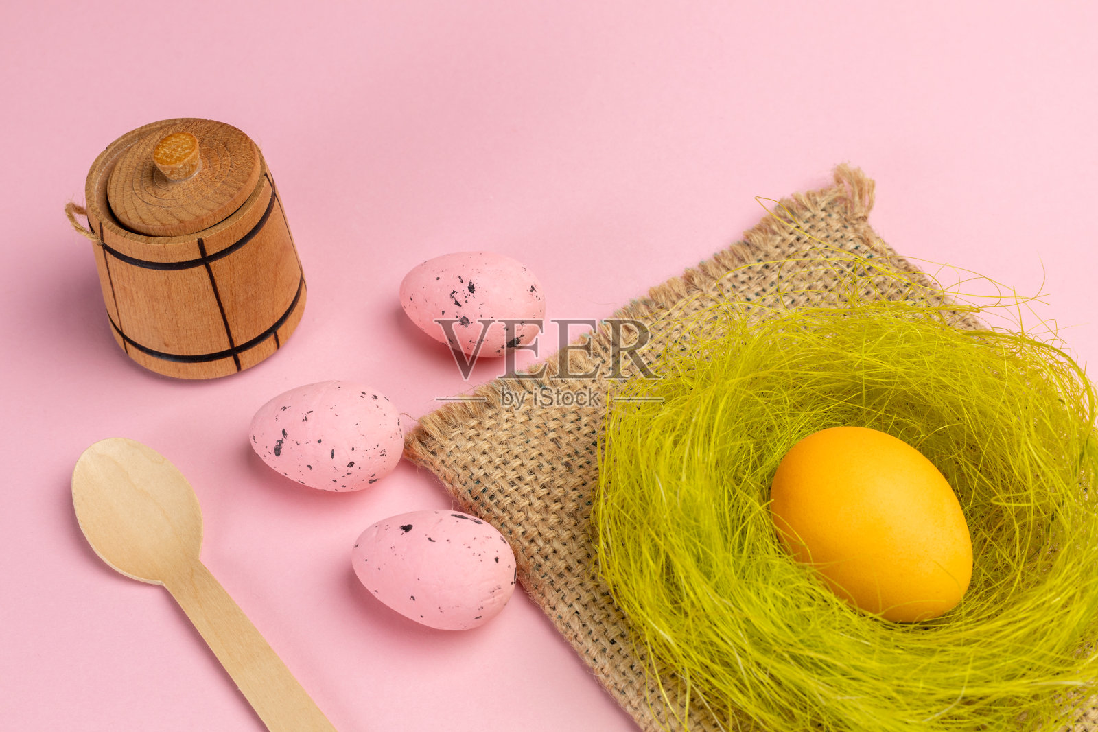 麻布袋上的彩色复活节彩蛋。照片摄影图片