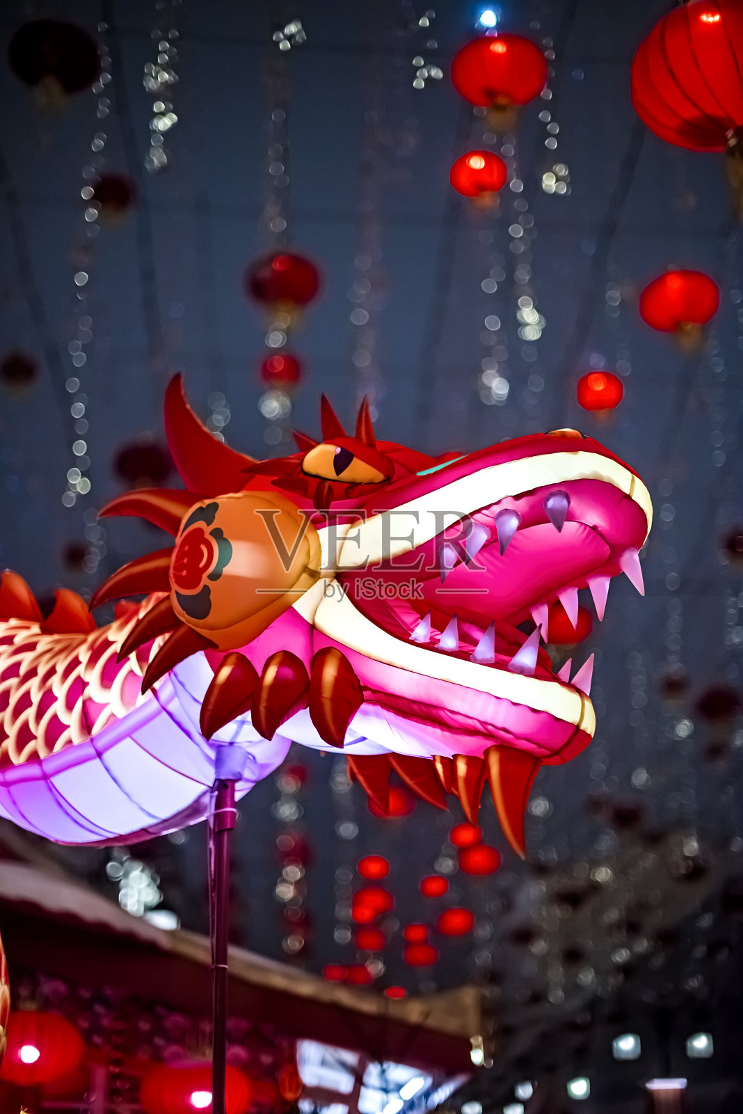 中国新年的红龙。晚上的节日照明照片摄影图片