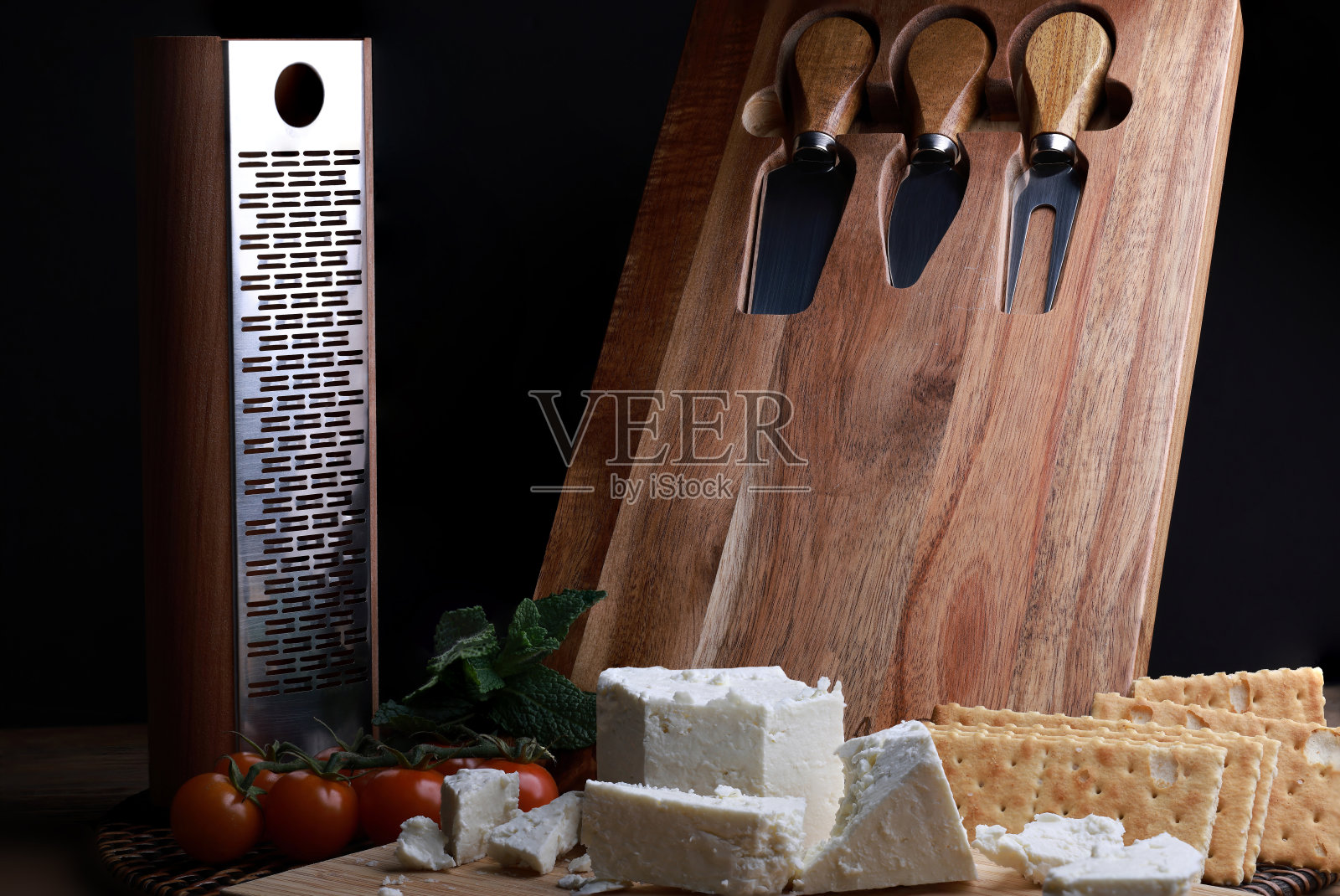 美味的Telemea奶酪红木奶酪板与黑色背景照片摄影图片