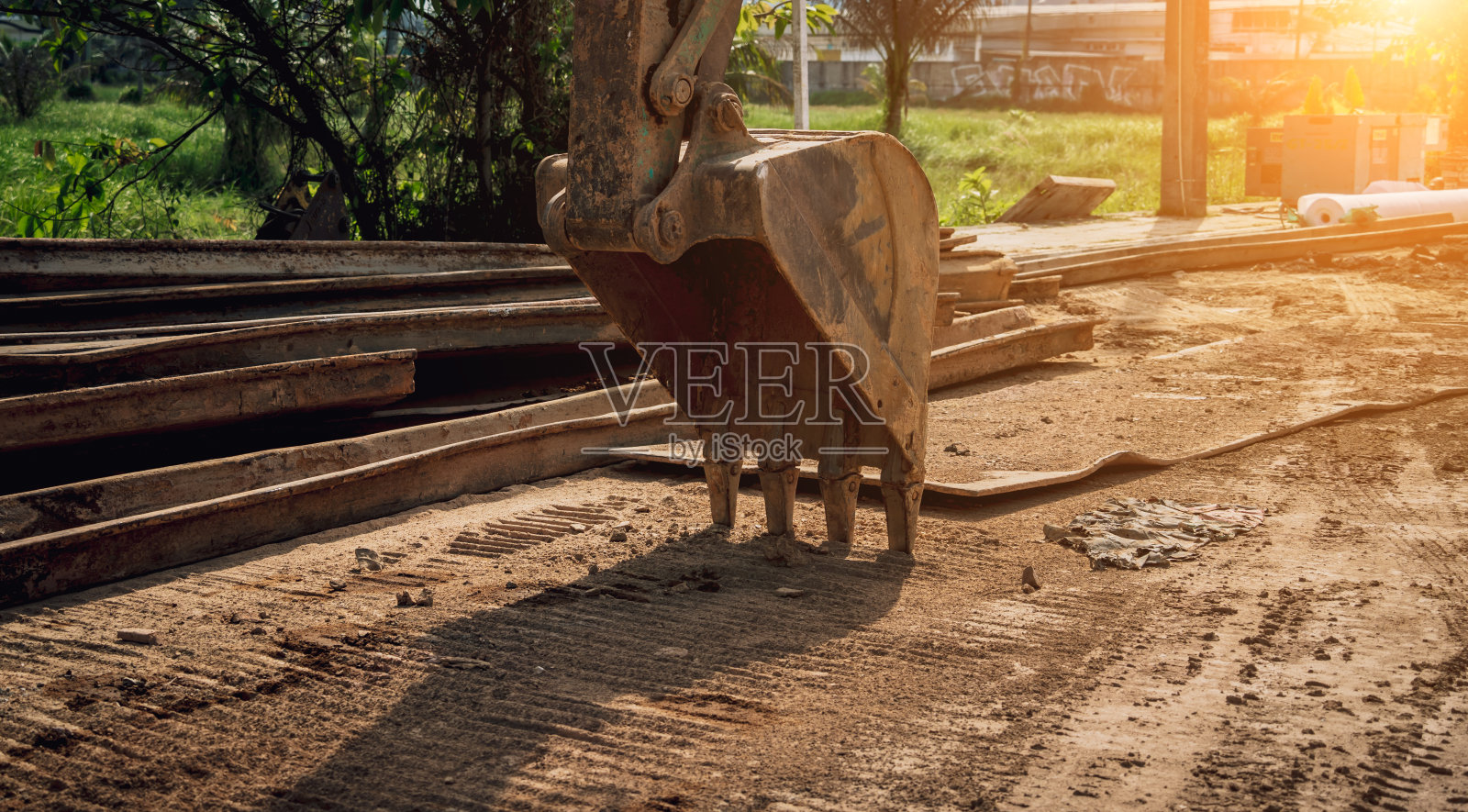 大型道路施工现场，施工区域有专用机械照片摄影图片