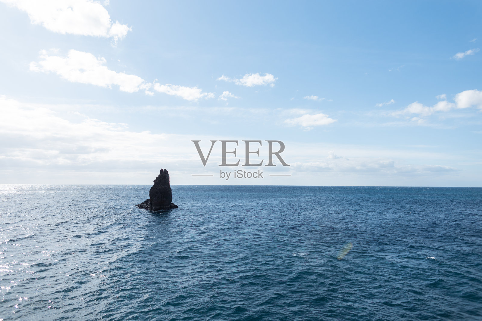 美丽的大西洋，马德拉岛上的石崖和蓝天照片摄影图片