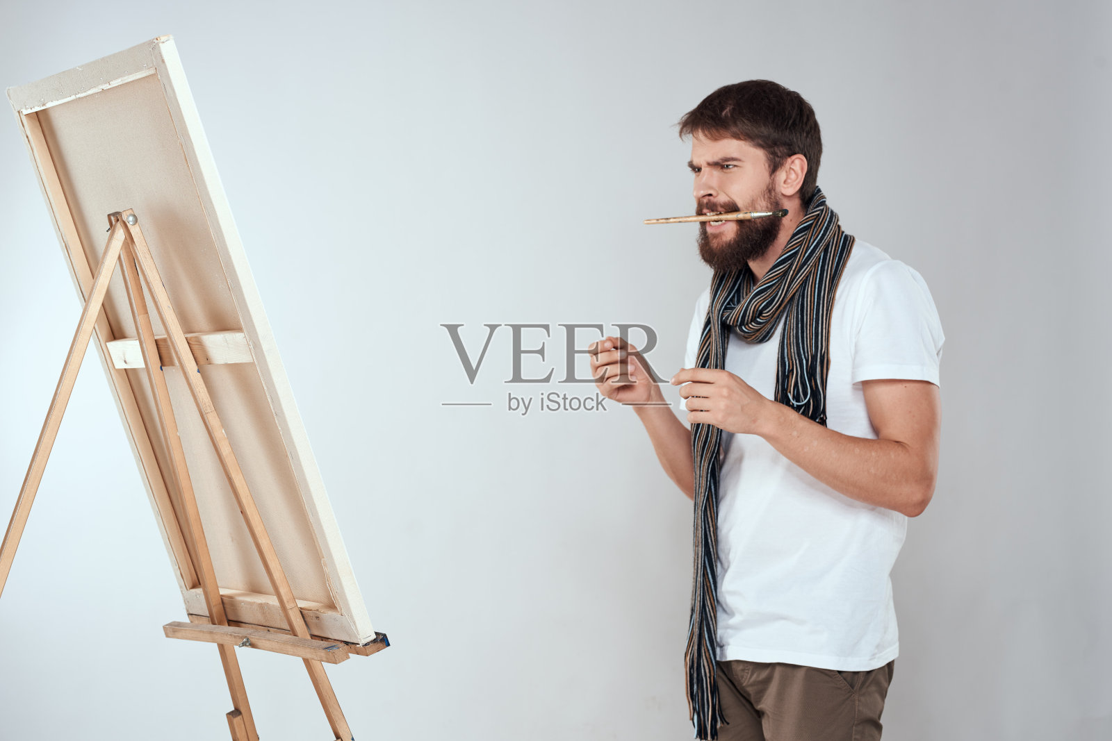 一位男艺术家在画架上画一条围巾白色t恤艺术爱好创意照片摄影图片