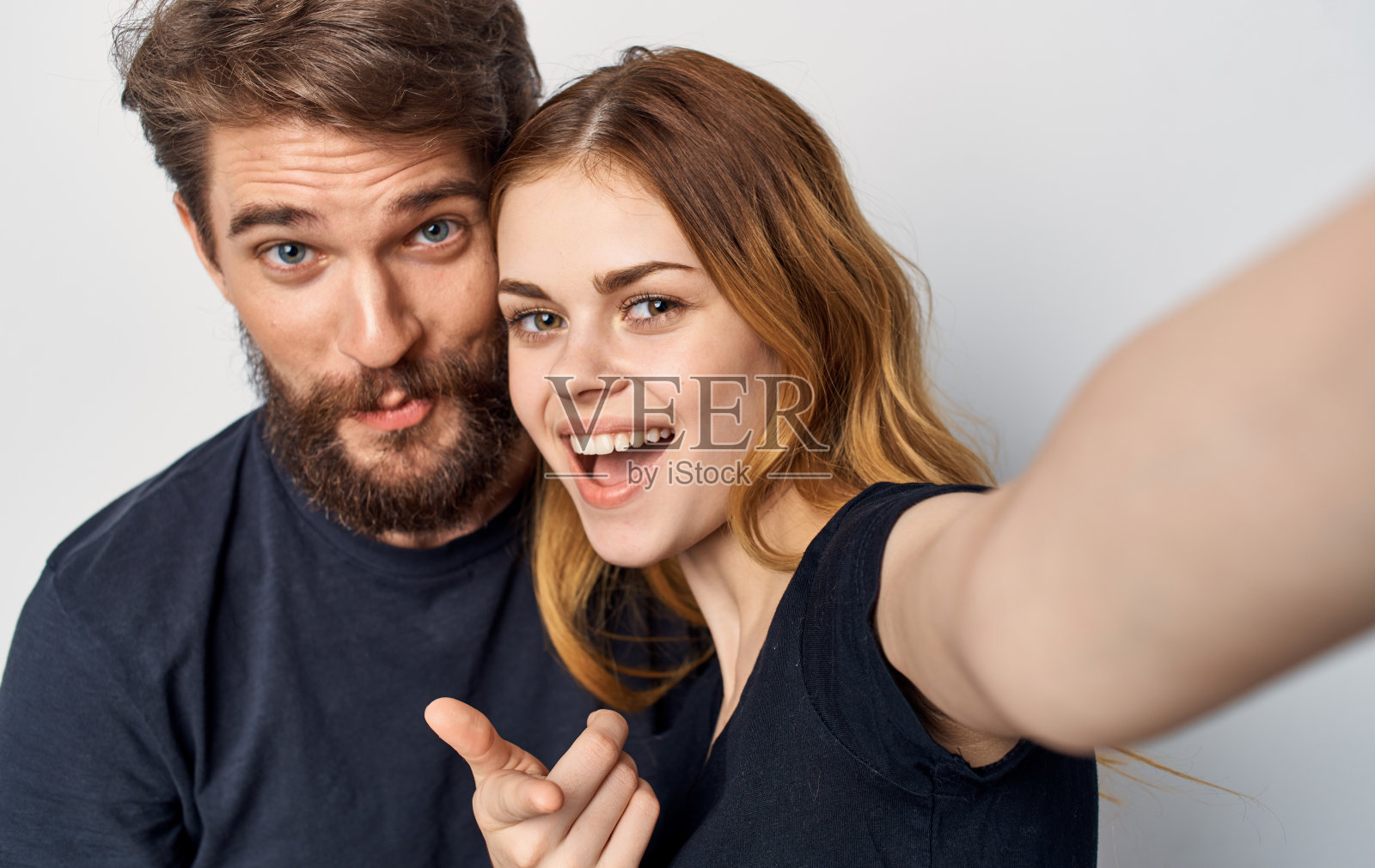 穿着黑色t恤的快乐年轻家庭生活方式照片摄影图片