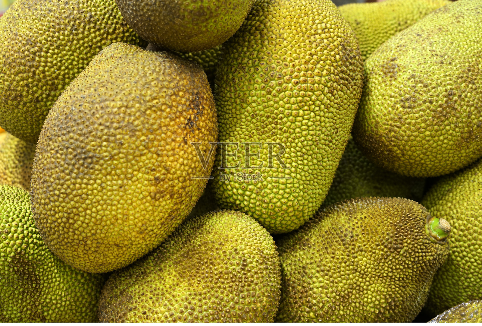 近距离观察热带水果，菠萝蜜成堆照片摄影图片