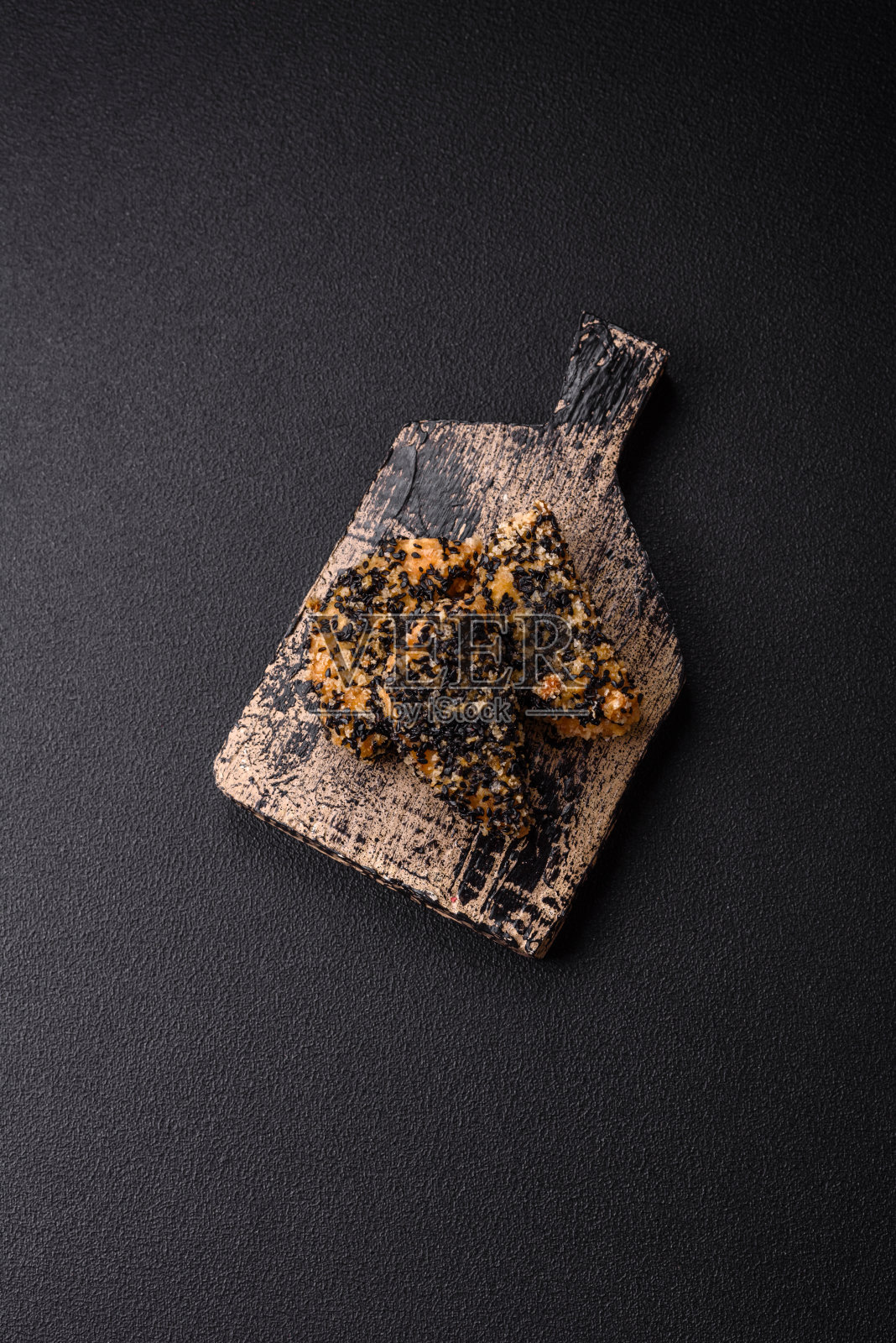 美味的新鲜脆鸡或鱼块在黑暗的混凝土背景照片摄影图片