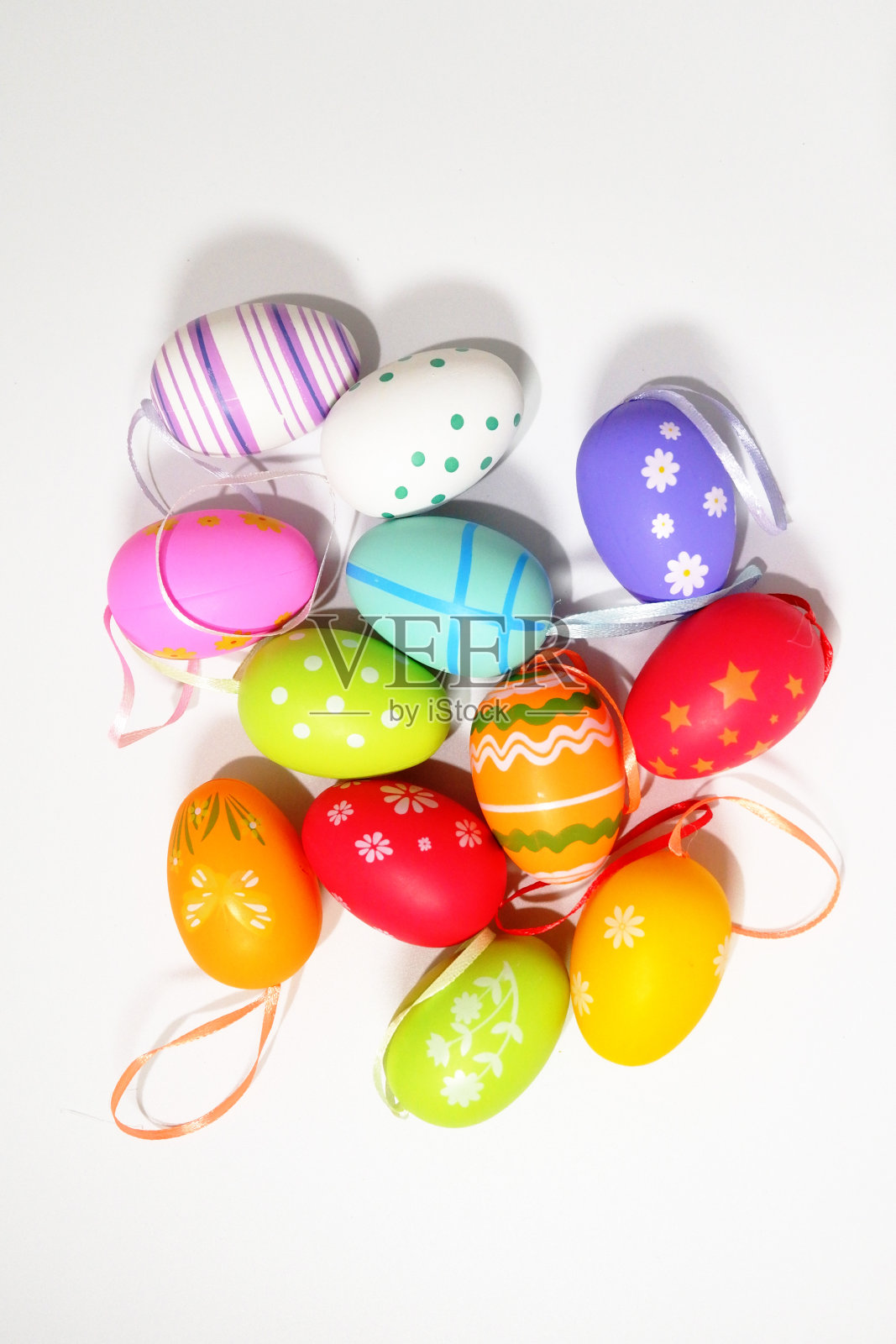彩色复活节彩蛋在白色背景复制空间股票照片照片摄影图片
