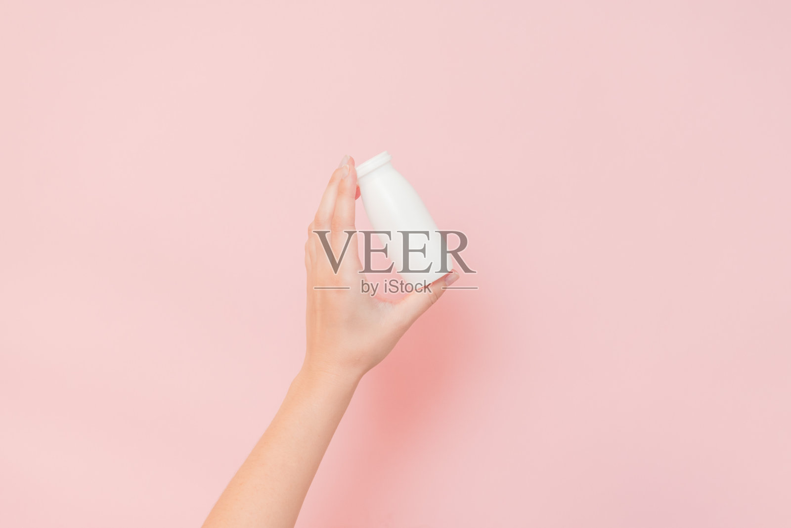 白瓶益生菌酸奶，用于消化系统。胃用膳食补充剂照片摄影图片