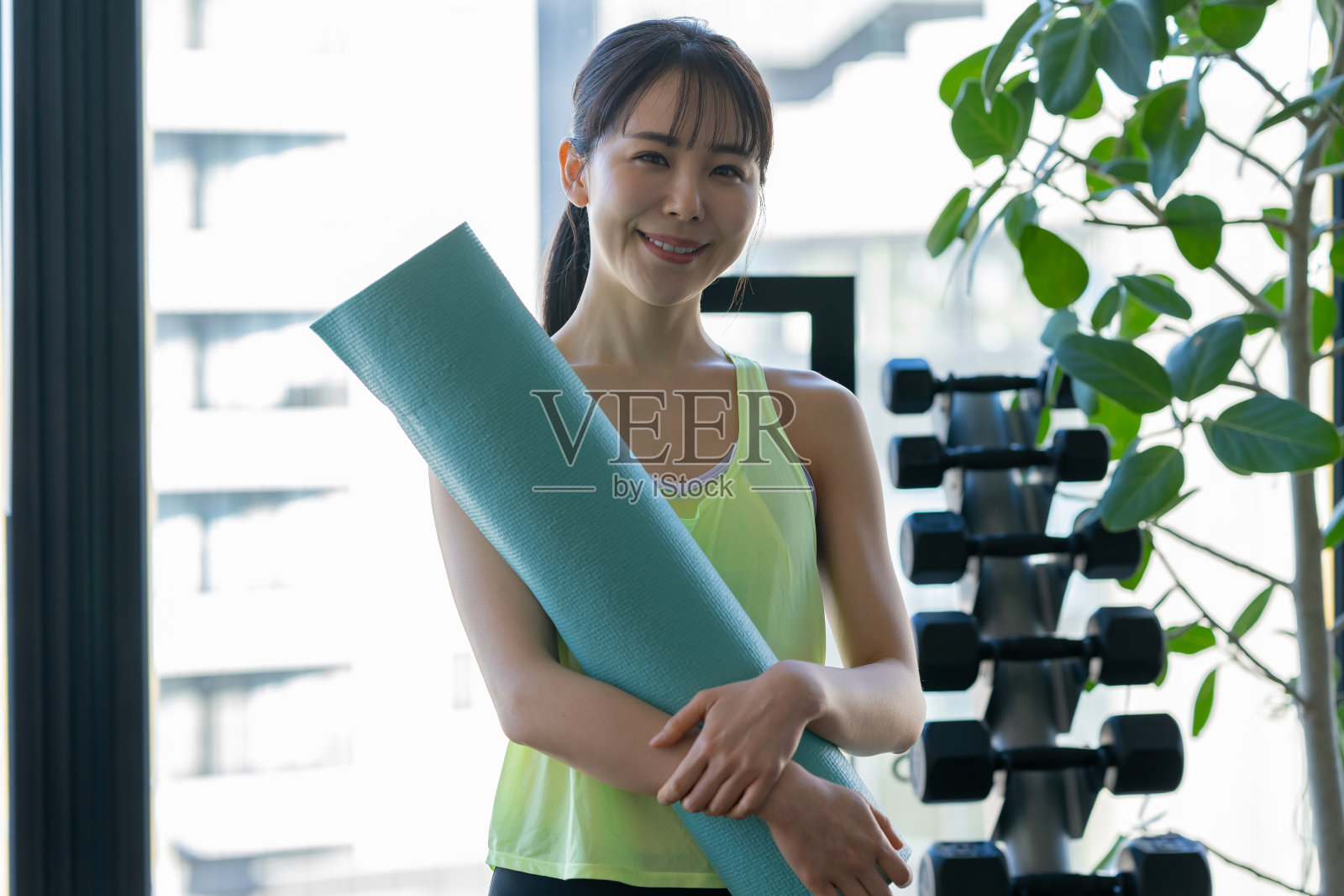 年轻女子在体育馆训练照片摄影图片