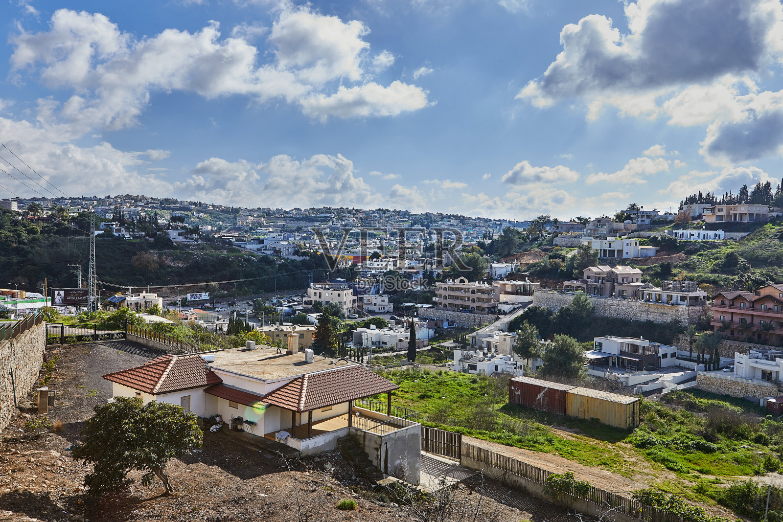 乡村小镇风光，背景是蓝天白云照片摄影图片