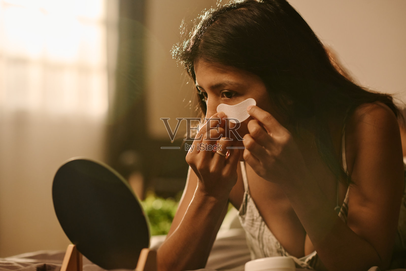 在皮肤上戴上眼罩照片摄影图片