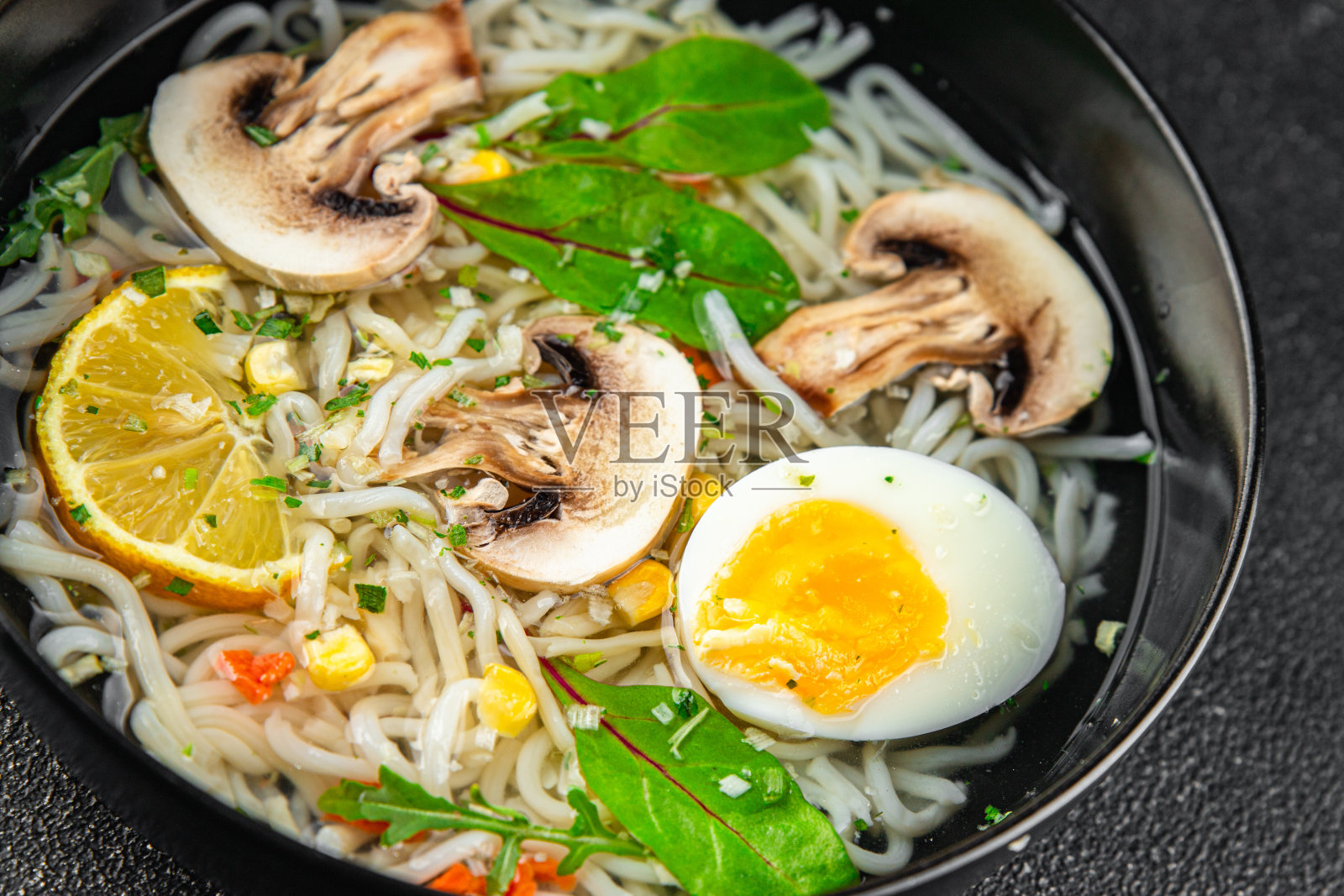 拉面汤亚洲第一道菜美味新鲜健康饮食烹饪开胃菜餐食品小吃在桌子上复制空间照片摄影图片