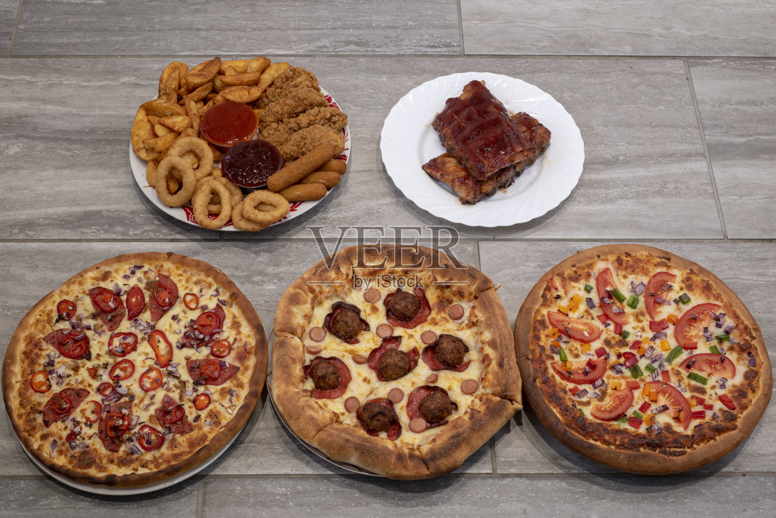 披萨，排骨和配菜照片摄影图片