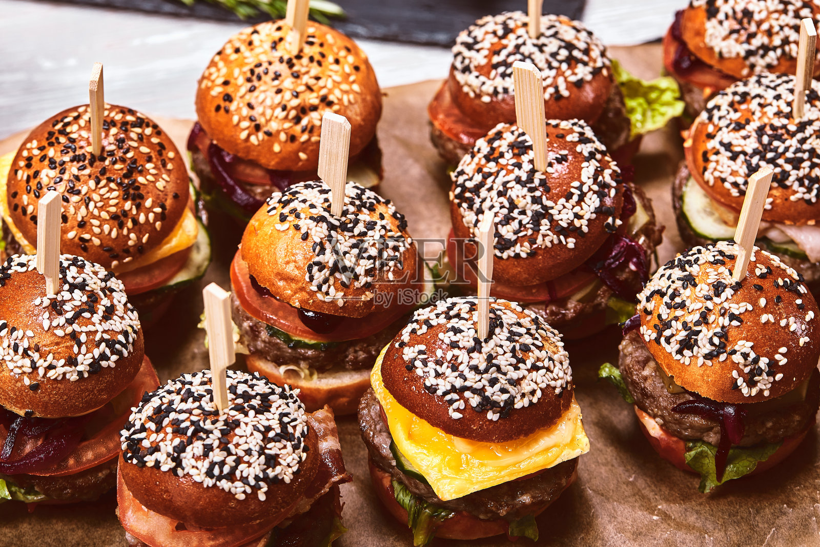 一大堆汉堡，芝士汉堡放在桌子上。赛斯快餐。食物背景，拷贝空间。照片摄影图片