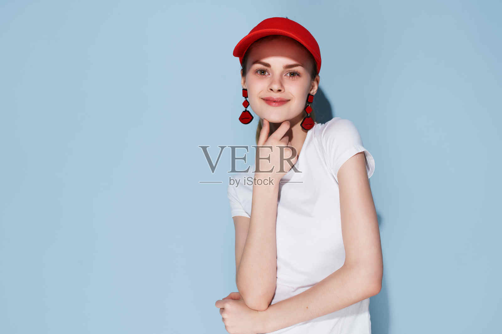 开朗的女孩在夏装化妆时尚装饰照片摄影图片