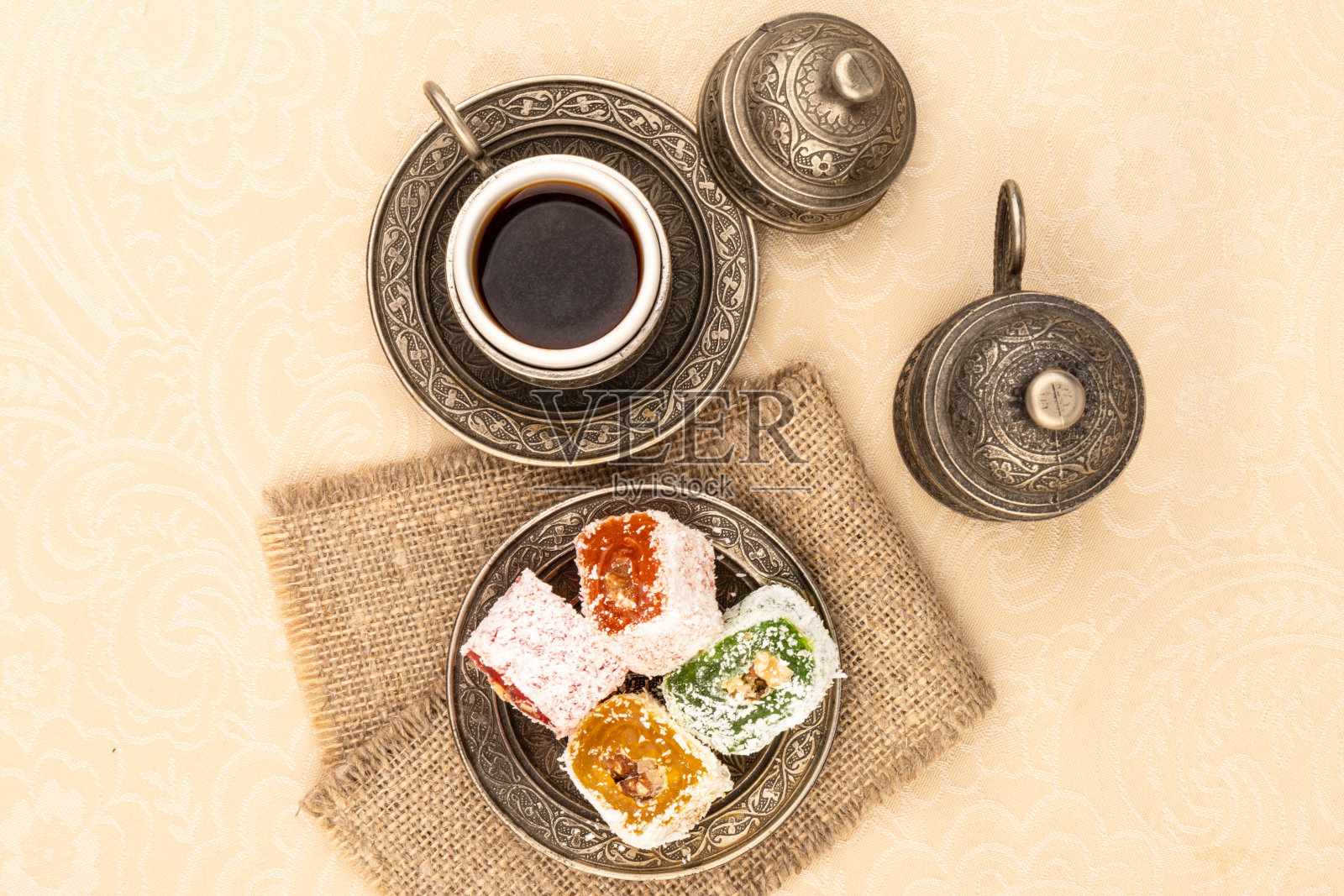 土耳其咖啡与土耳其软糖正宗的金属板照片摄影图片