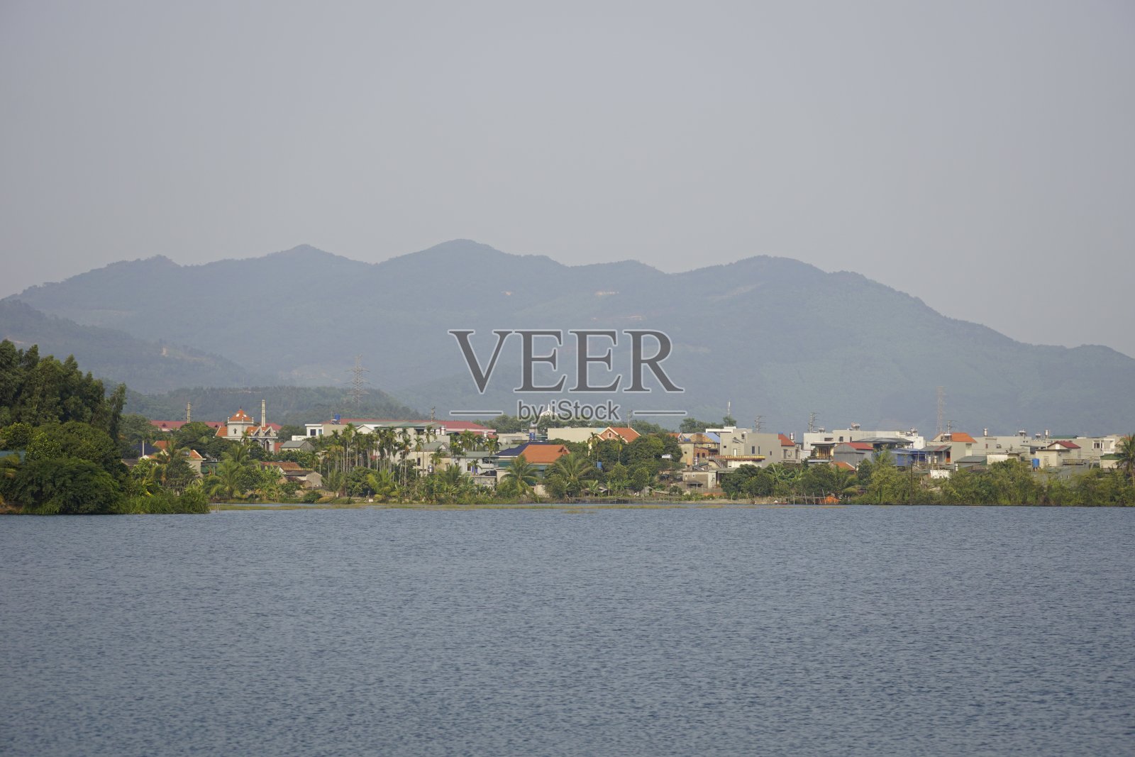 The peaceful village is located next to a large lake照片摄影图片