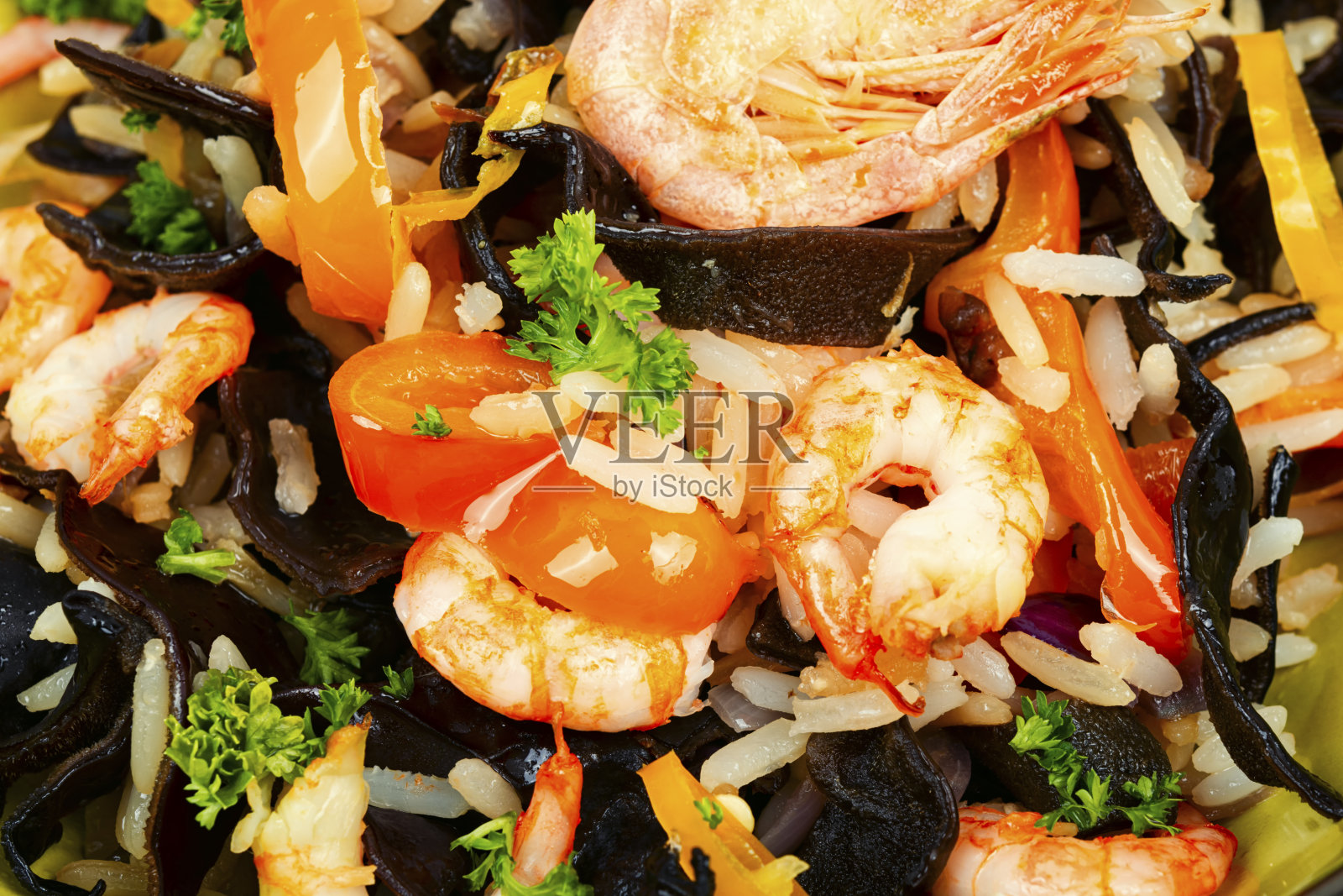 麻辣虾炒饭，宏观。照片摄影图片