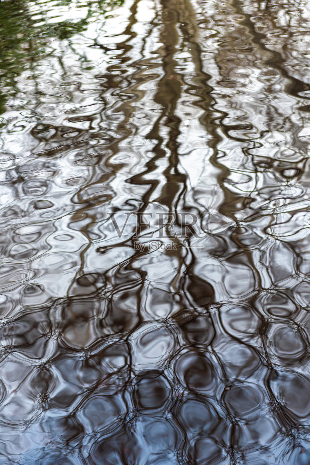 水的倒影像一幅抽象画。湖水中的倒影。照片摄影图片