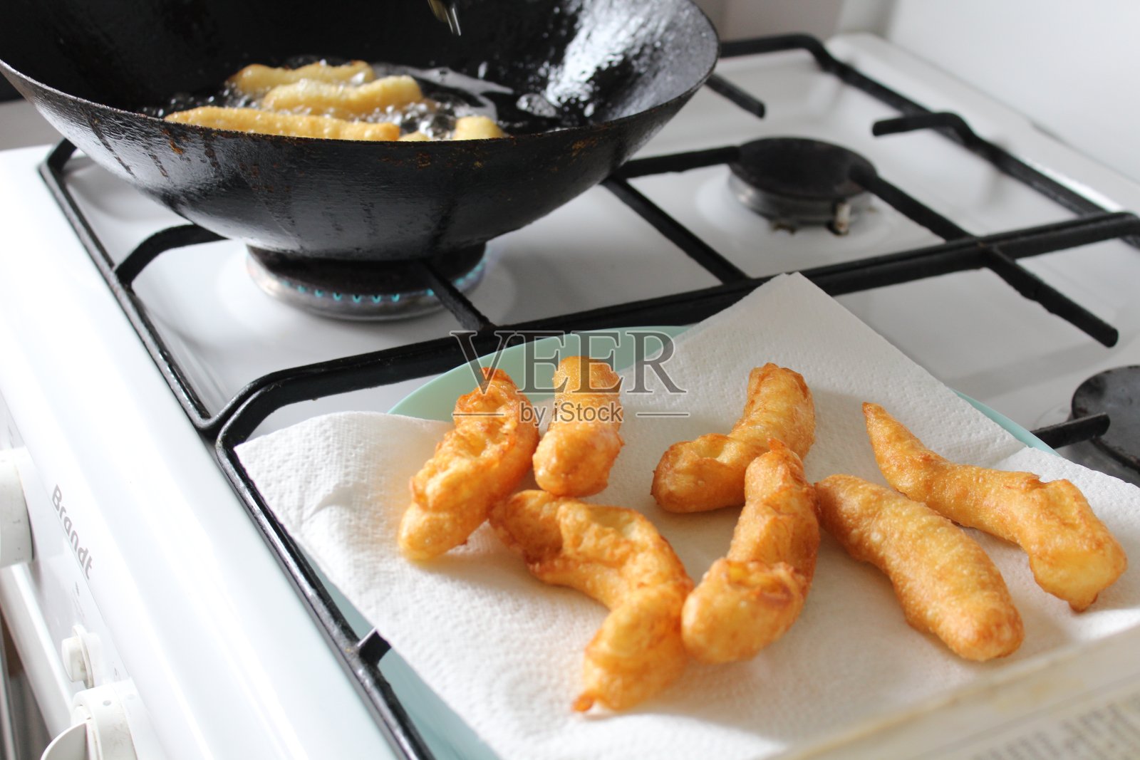 美味的鸡蛋油条照片摄影图片