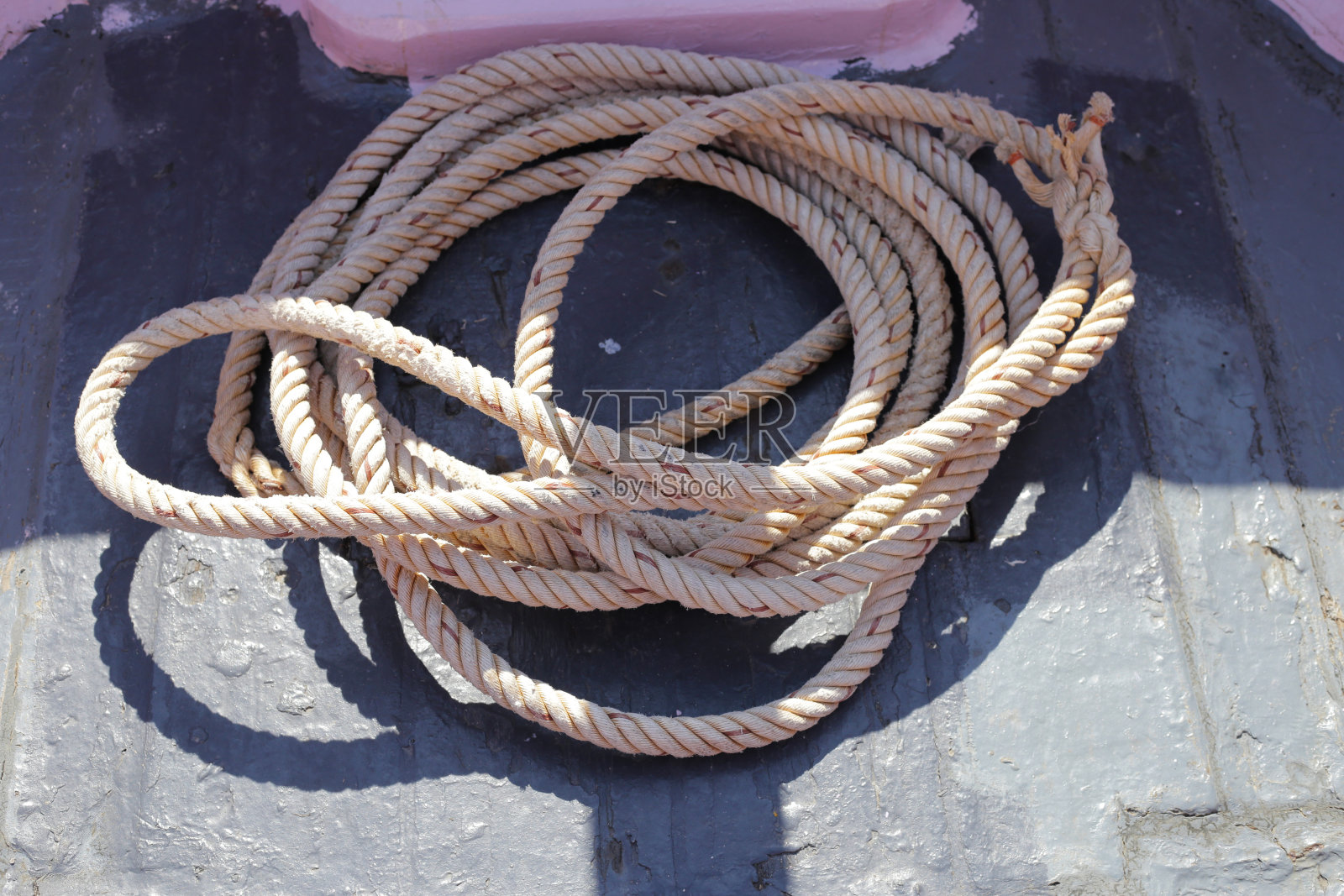 船上的脏绳子照片摄影图片