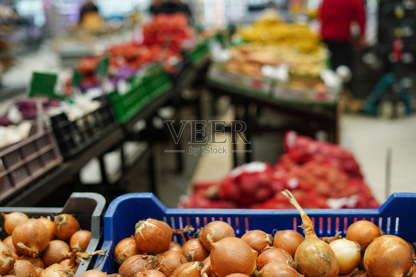 市场上的蔬菜，杂货店里的蔬菜，盒子里的洋葱照片摄影图片