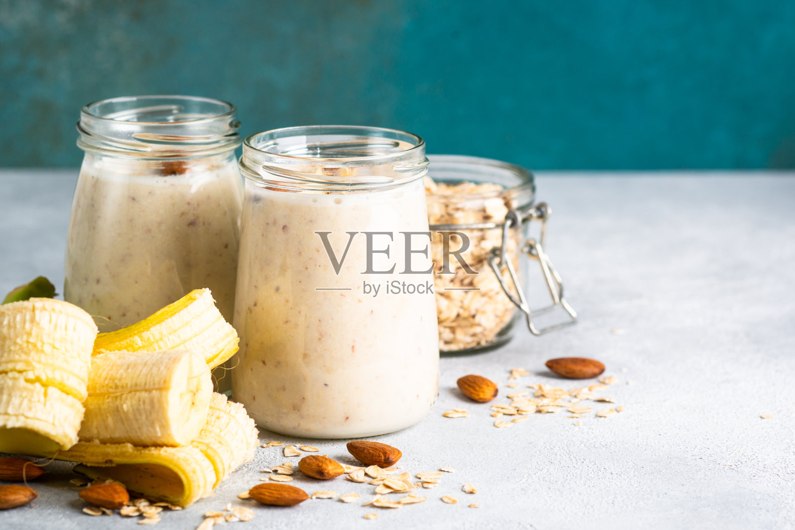 杏仁香蕉奶昔配燕麦片。照片摄影图片