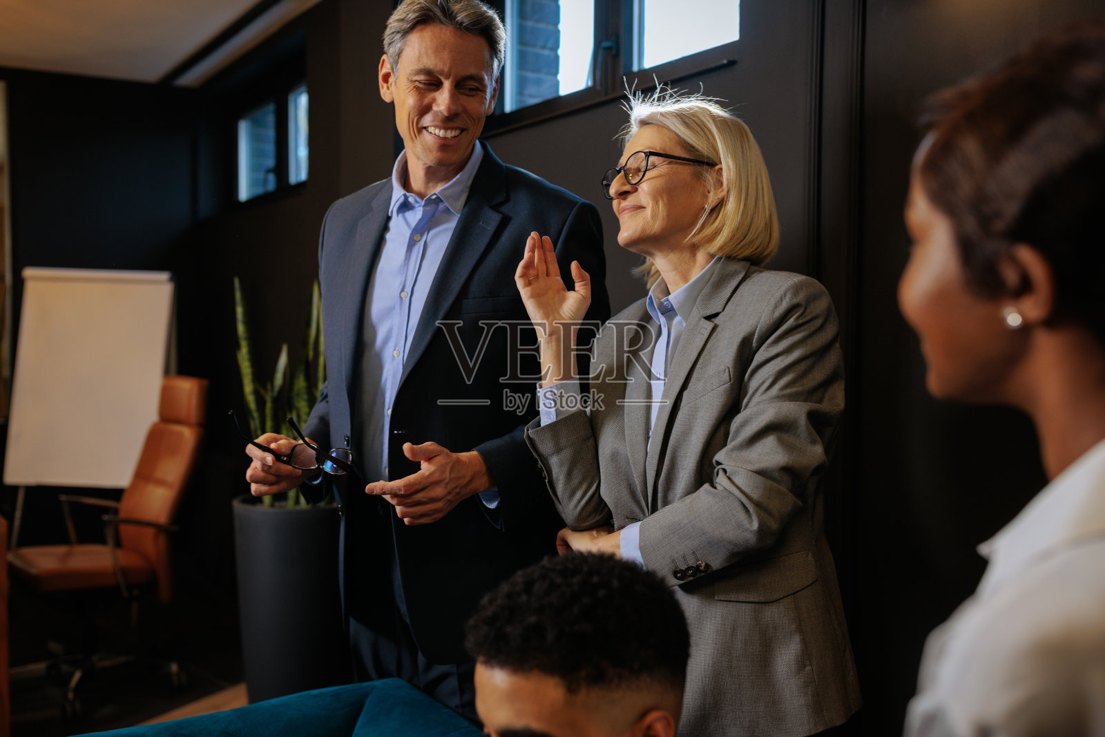 生意伙伴谈笑风生照片摄影图片