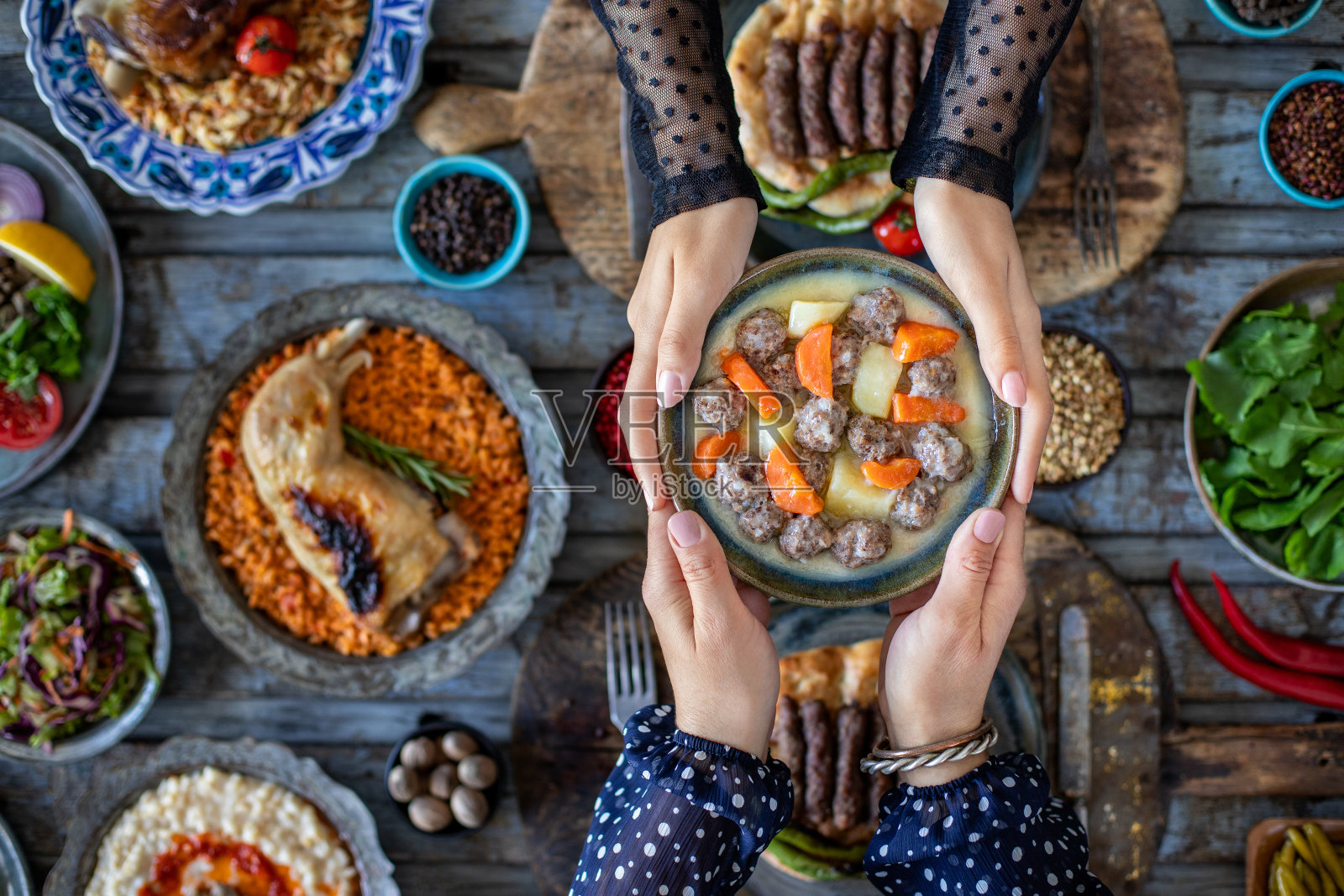 胡萝卜土豆肉丸汤名为ek<s:1> ili terbiyeli sulu köfte或eksili kofte。希腊名isgiouvarlakia或yuvarlakia照片摄影图片