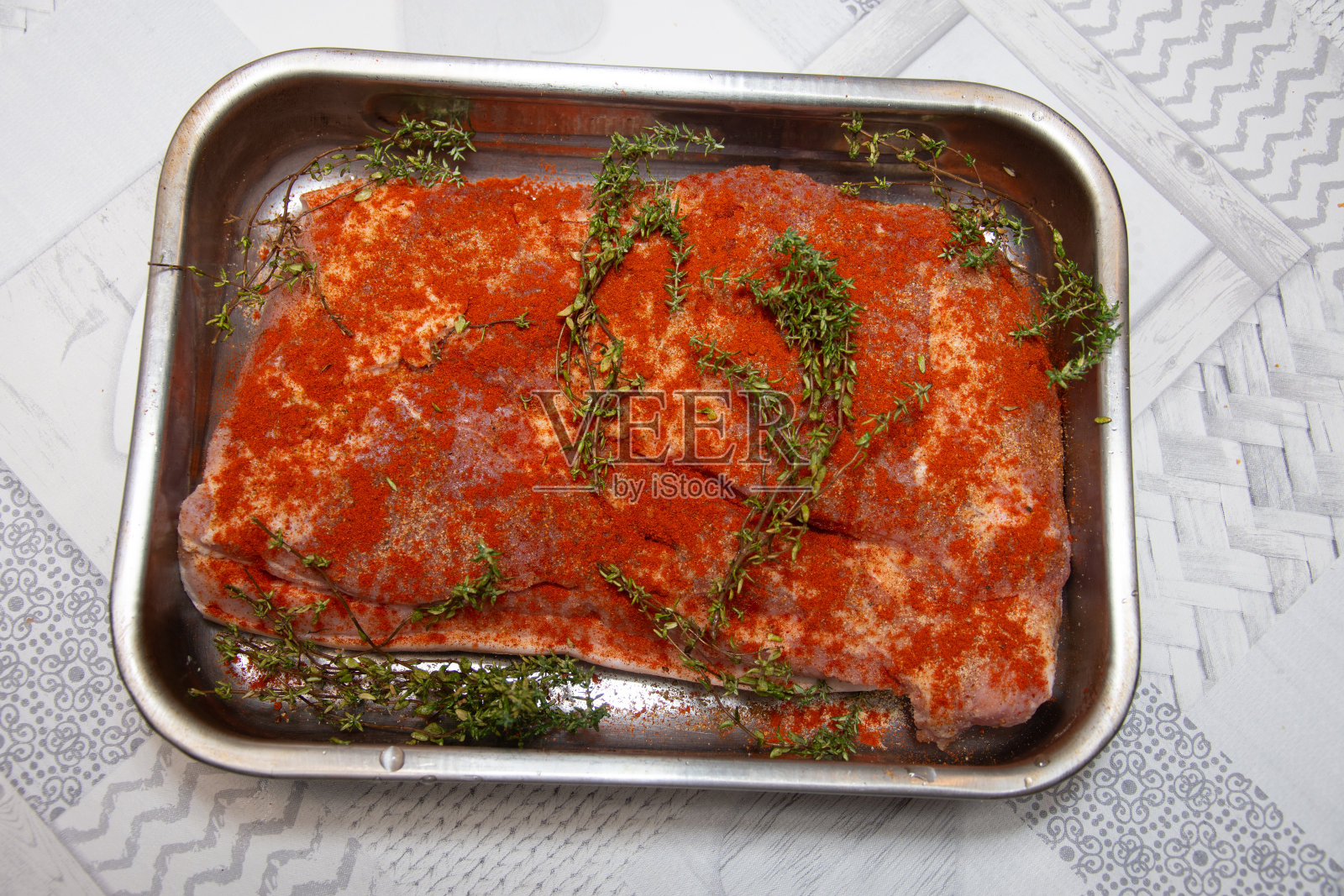 用百里香调味的五花肉牛排照片摄影图片