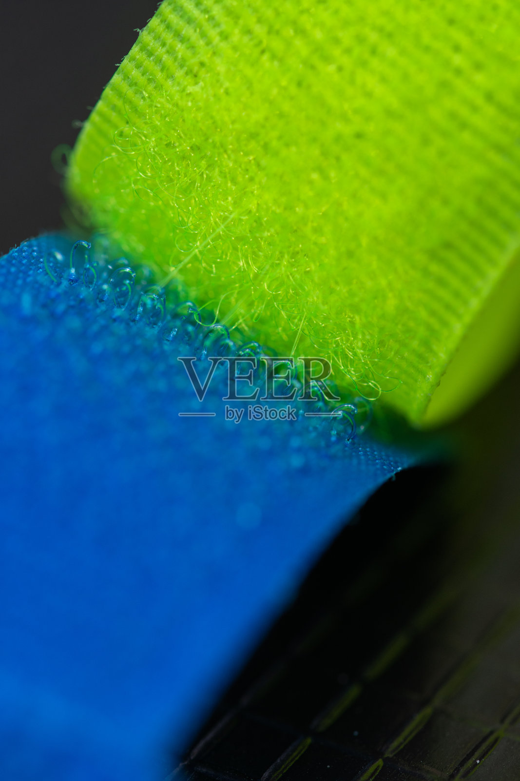 绿色和蓝色魔术贴式纤细带蓬松+天鹅绒照片摄影图片