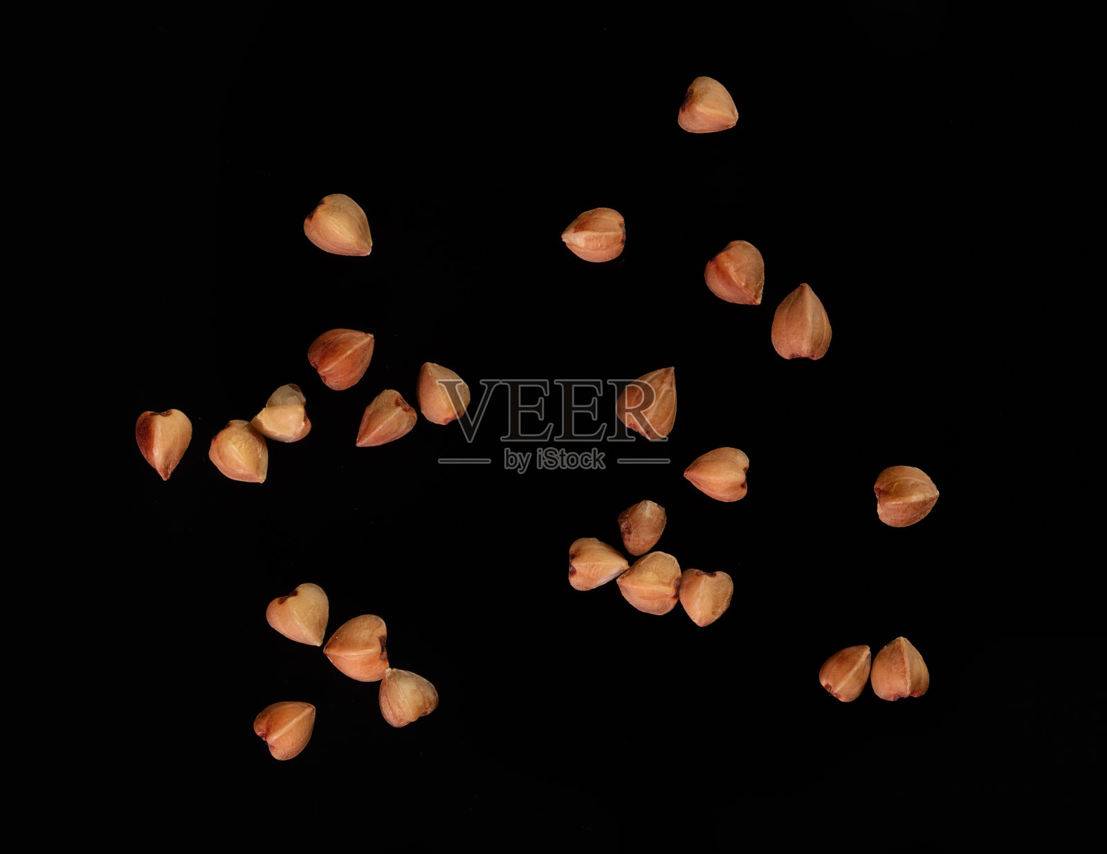 荞麦在黑色背景上分离。特写镜头照片摄影图片