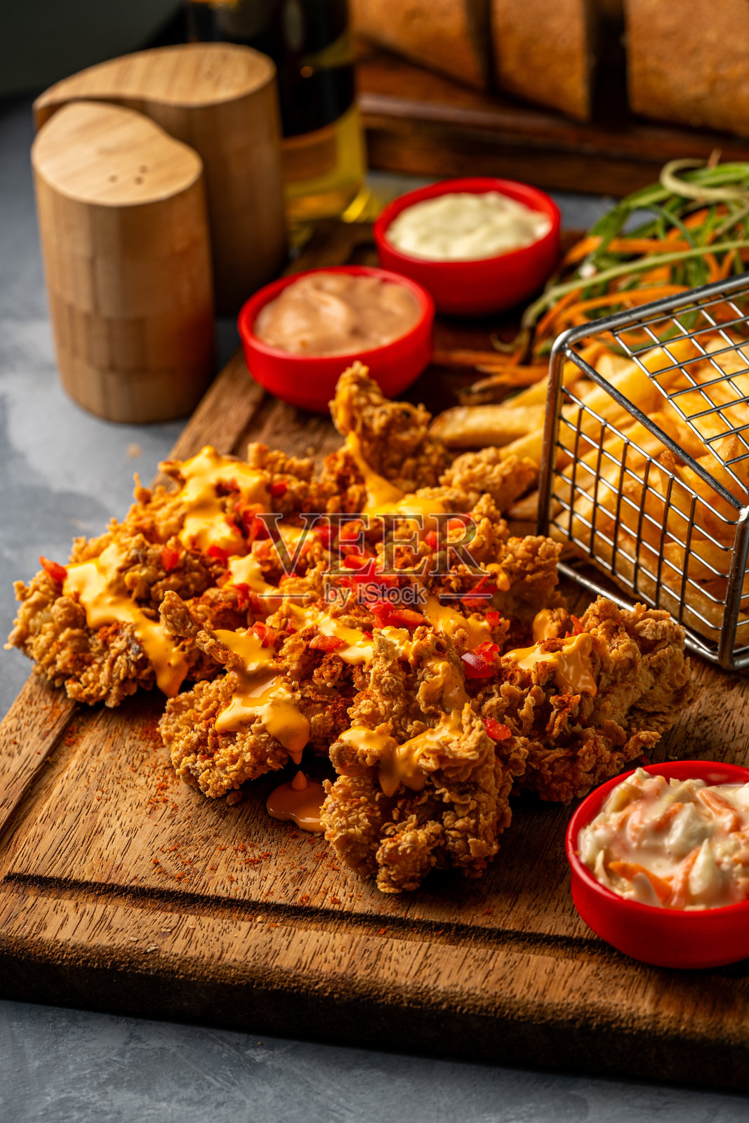 鸡肉配酱汁、蔬菜和炸薯条照片摄影图片