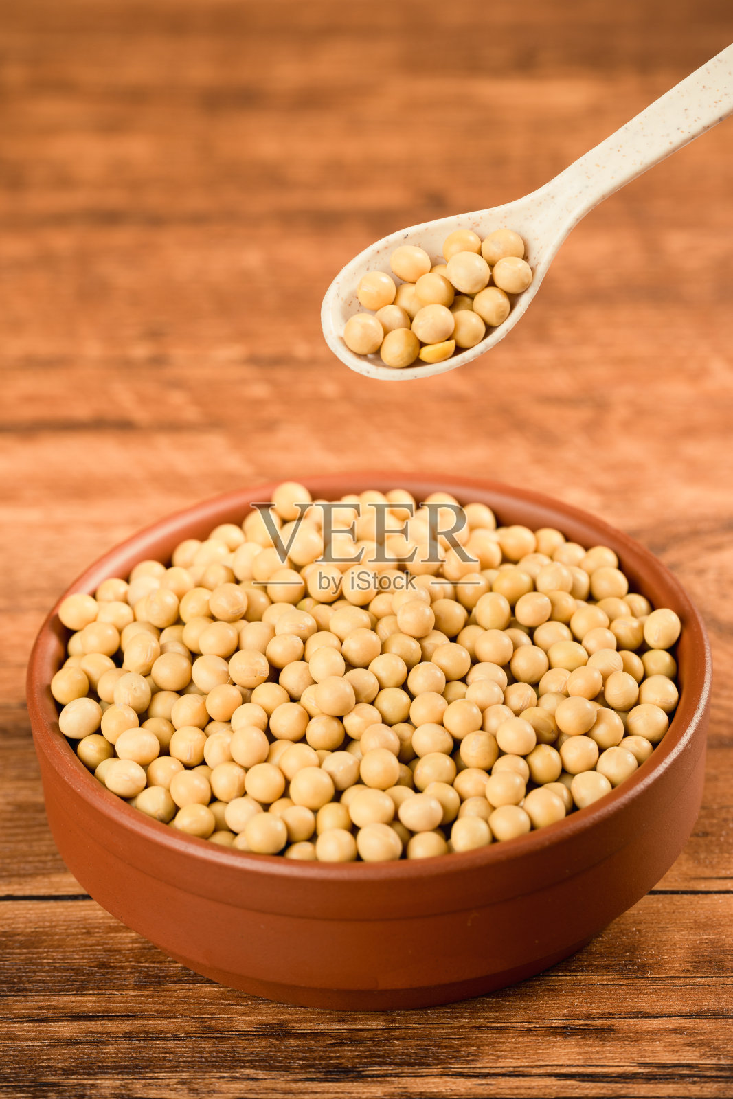 碗里的黄豆照片摄影图片