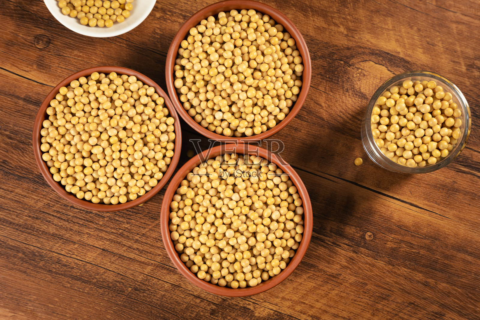 碗里的黄豆照片摄影图片