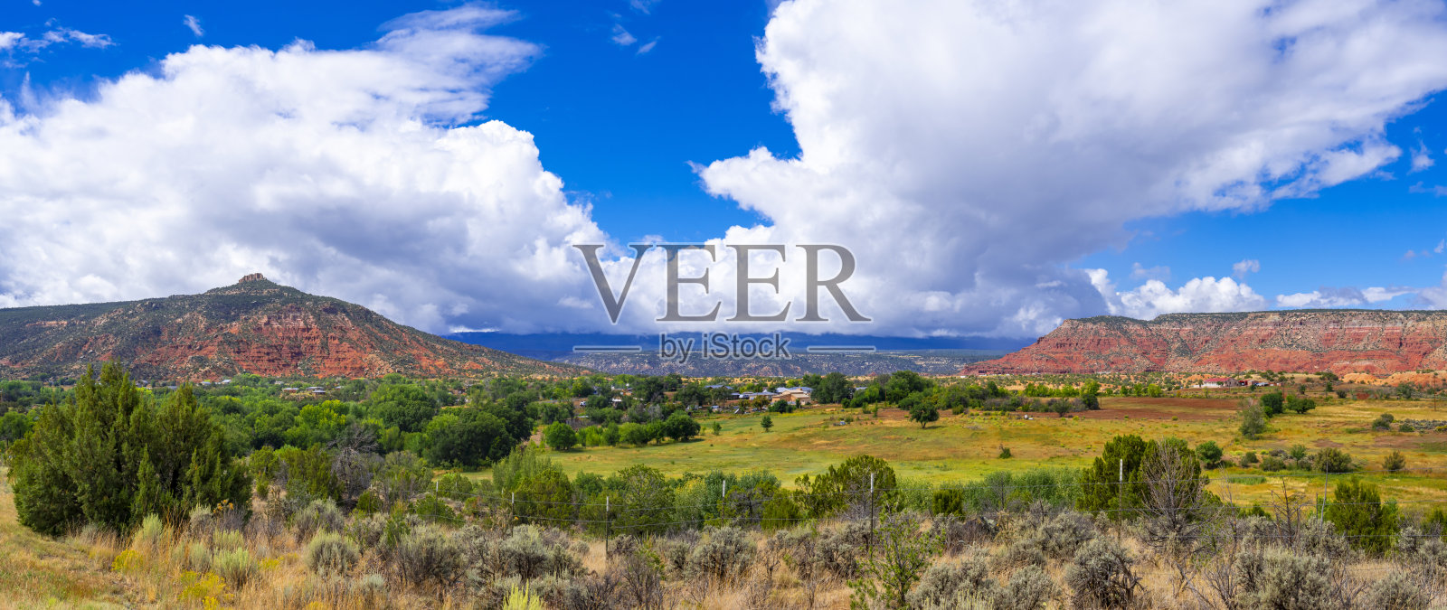 新墨西哥州Coyote和Abiquiu水库附近的红岩照片摄影图片